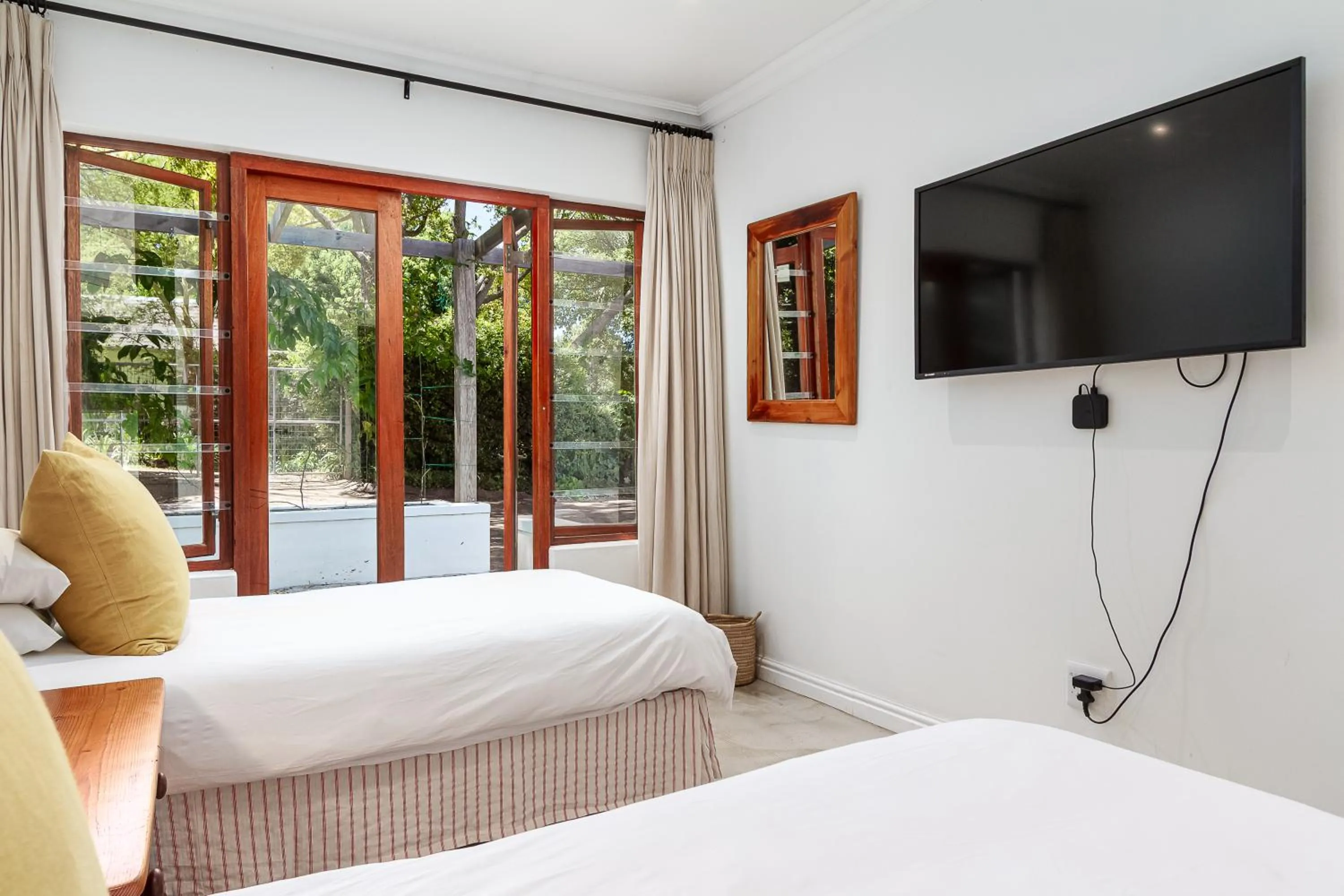 Bed in Noordhoek Village Hotel
