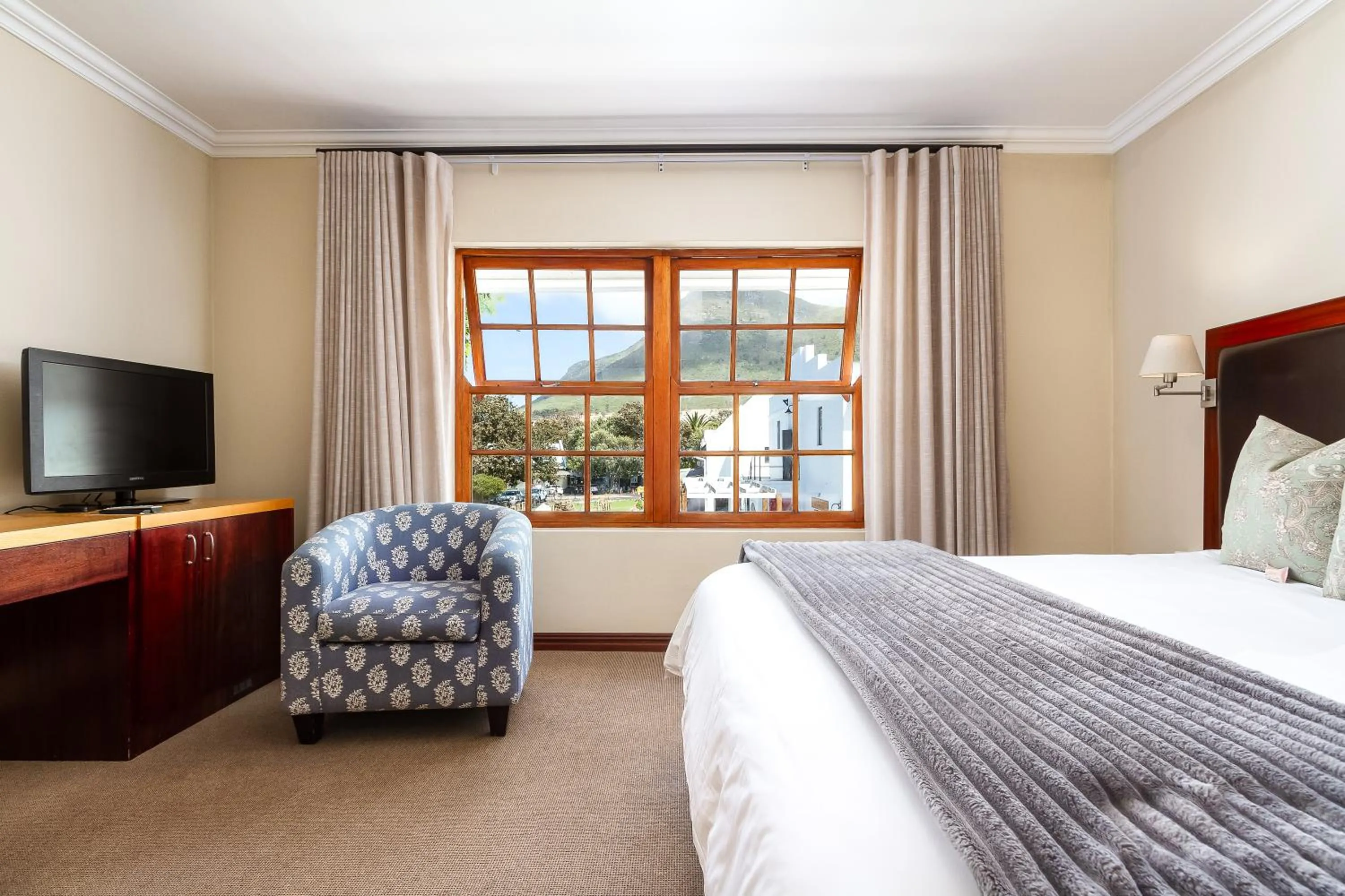 Bed in Noordhoek Village Hotel