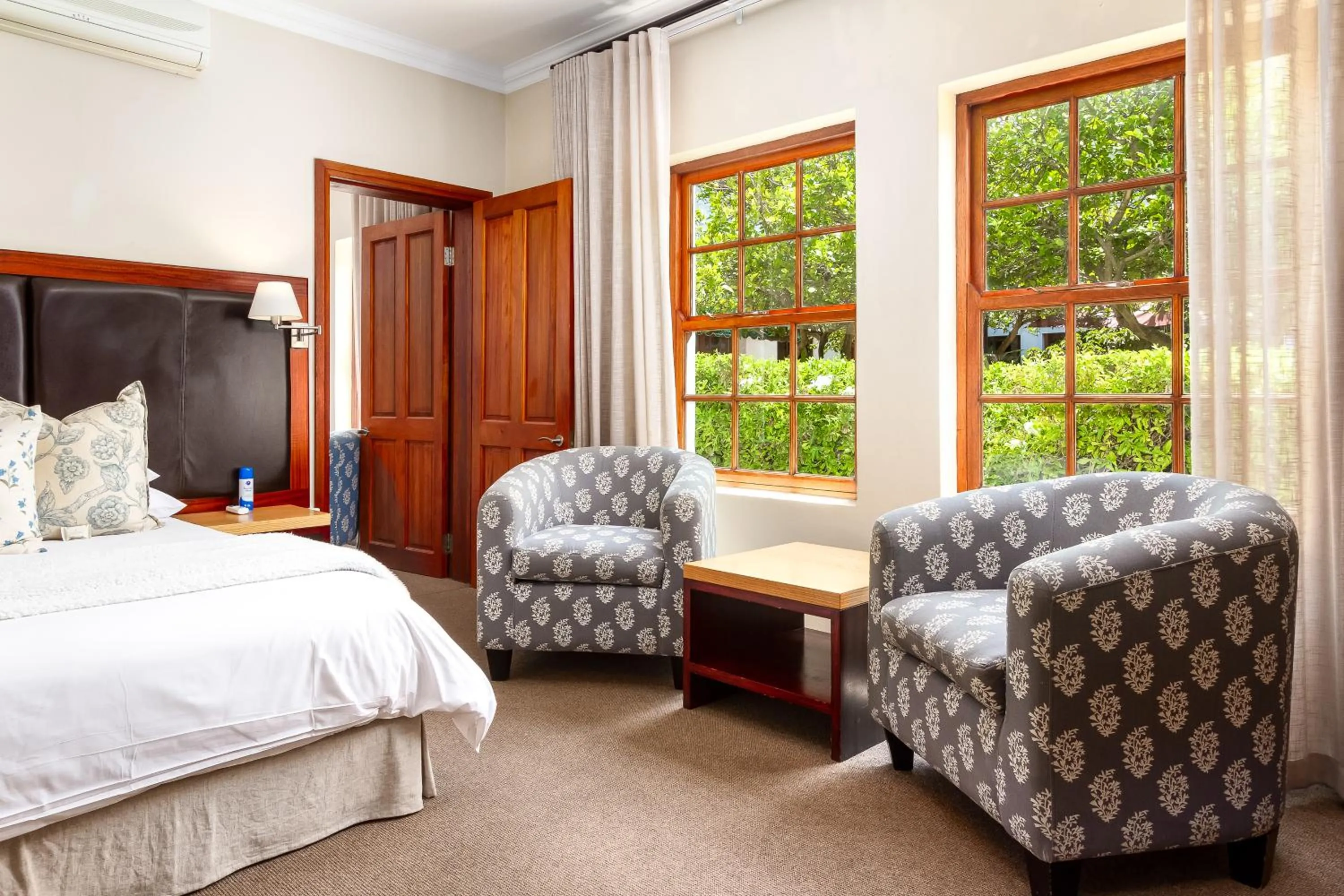 Bed in Noordhoek Village Hotel