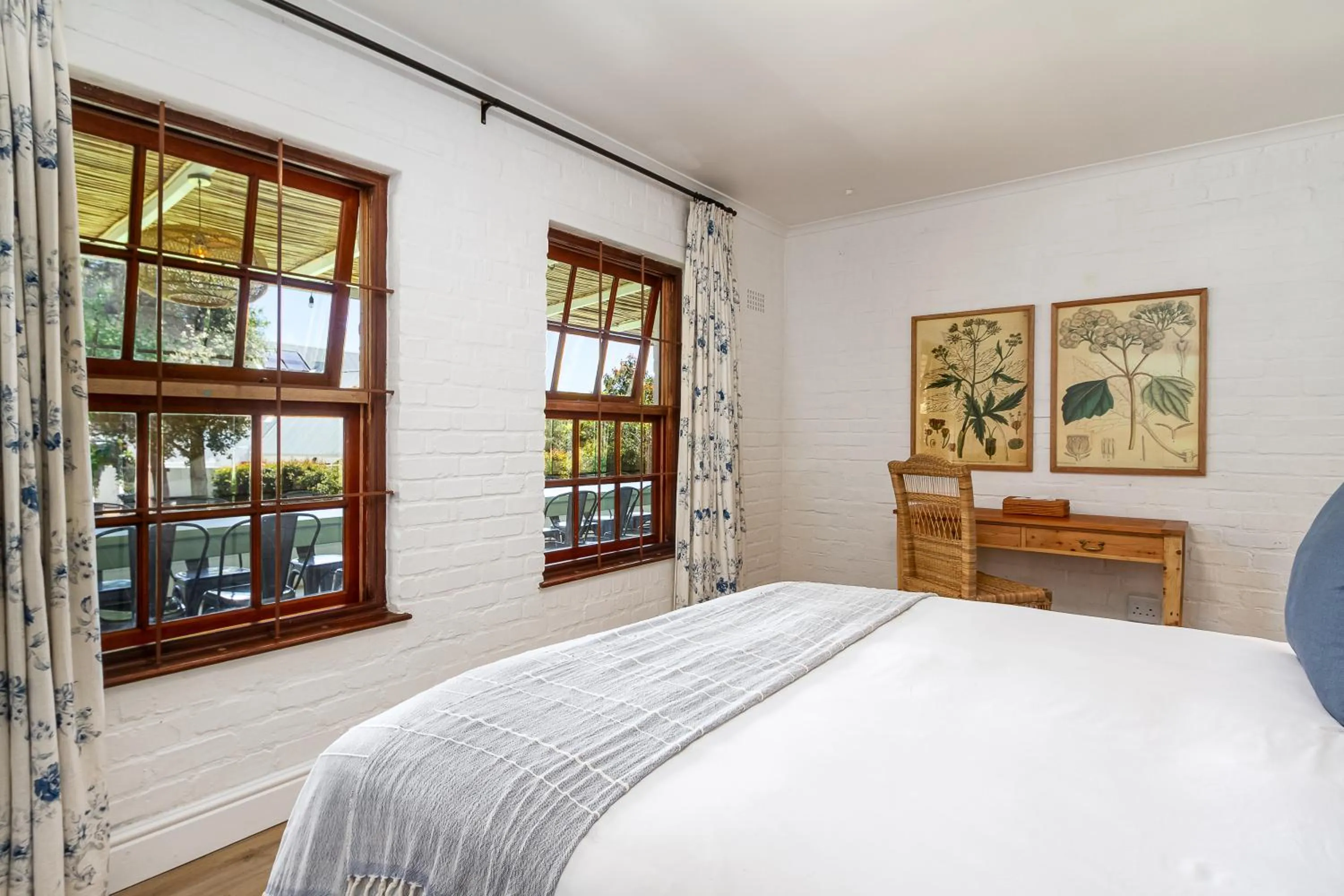 Garden, Bed in Noordhoek Village Hotel