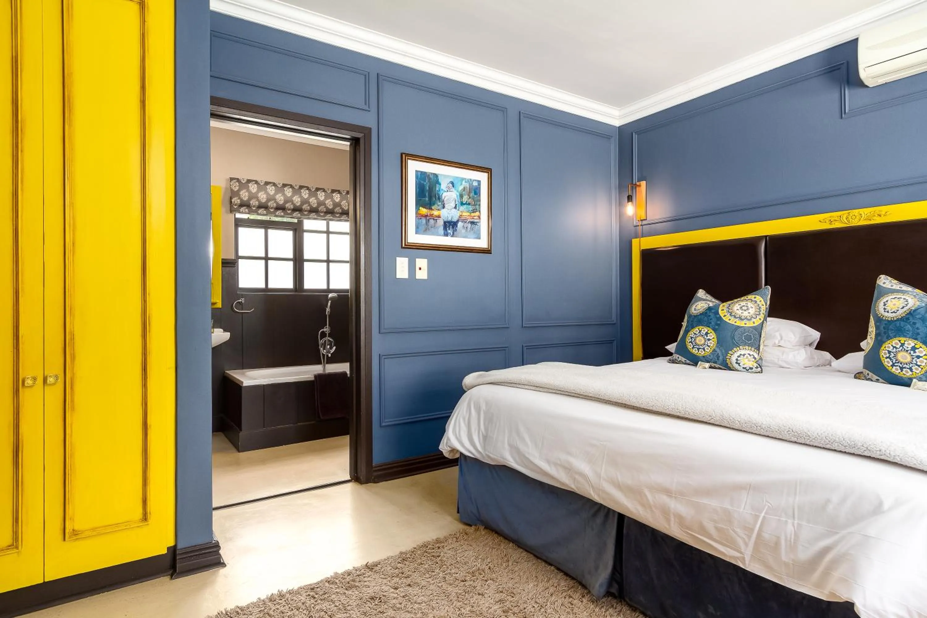 Bed in Noordhoek Village Hotel