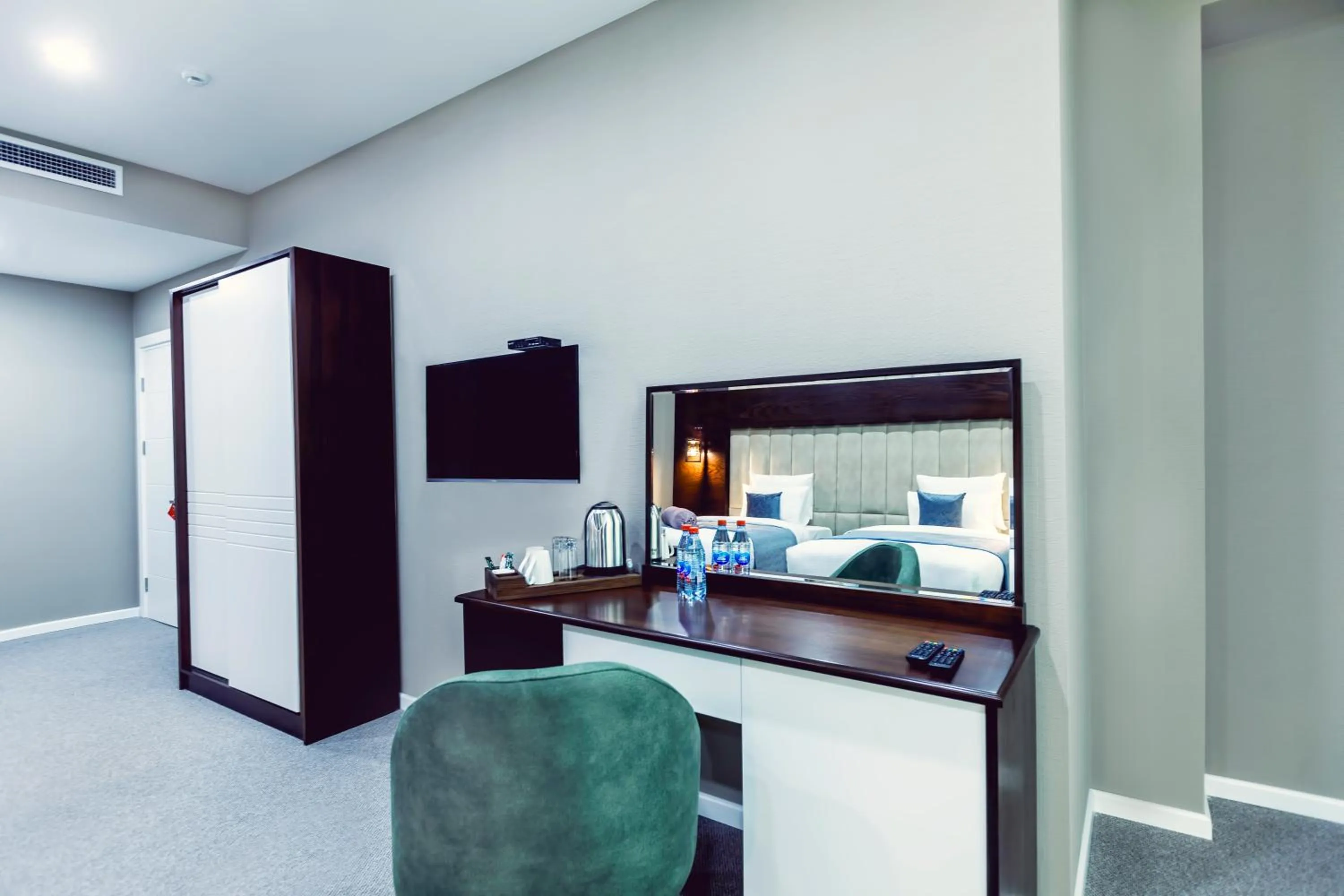 Photo of the whole room in Parallel Hotel