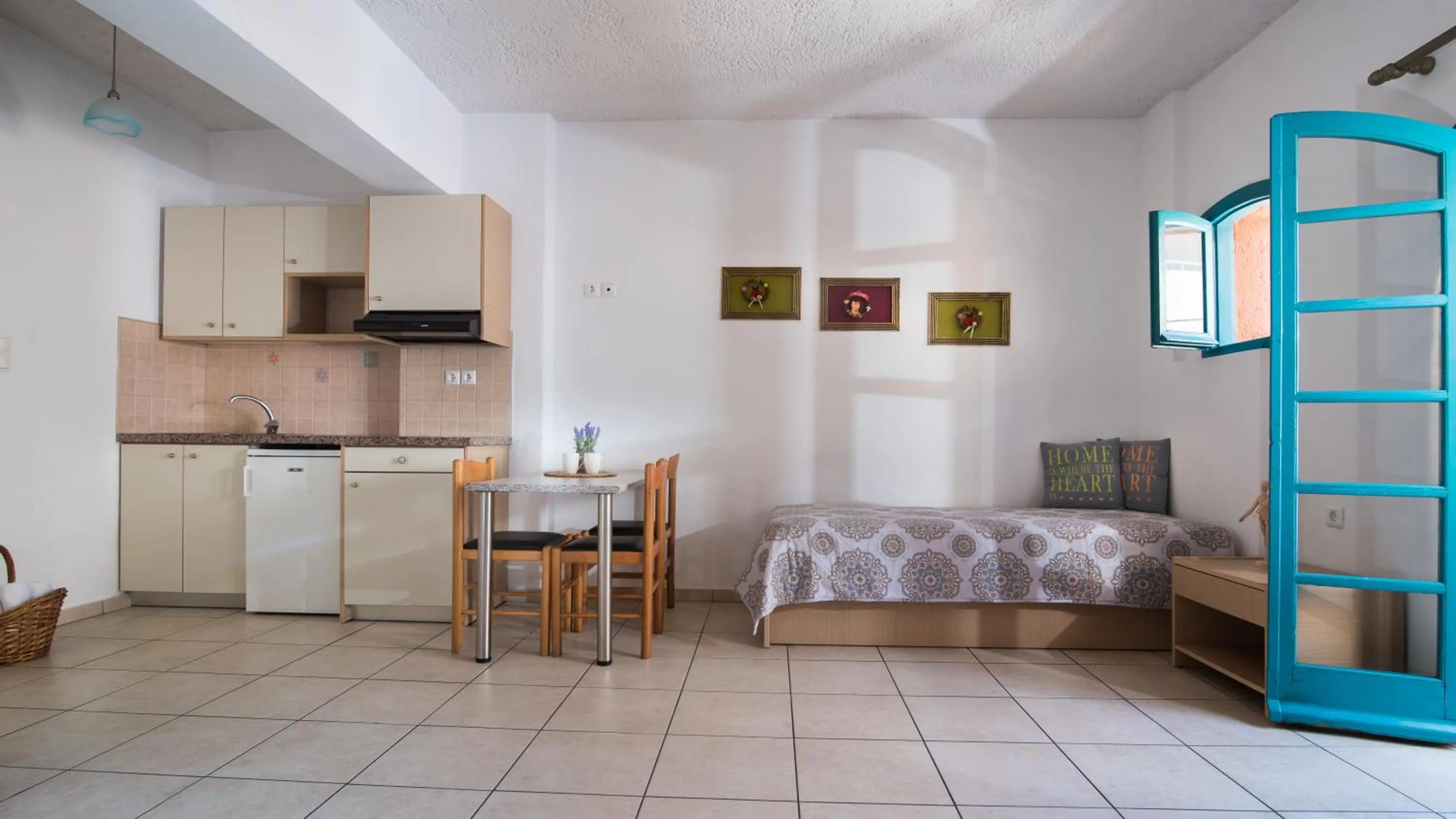 Kitchen or kitchenette in Sarpidon Apartments