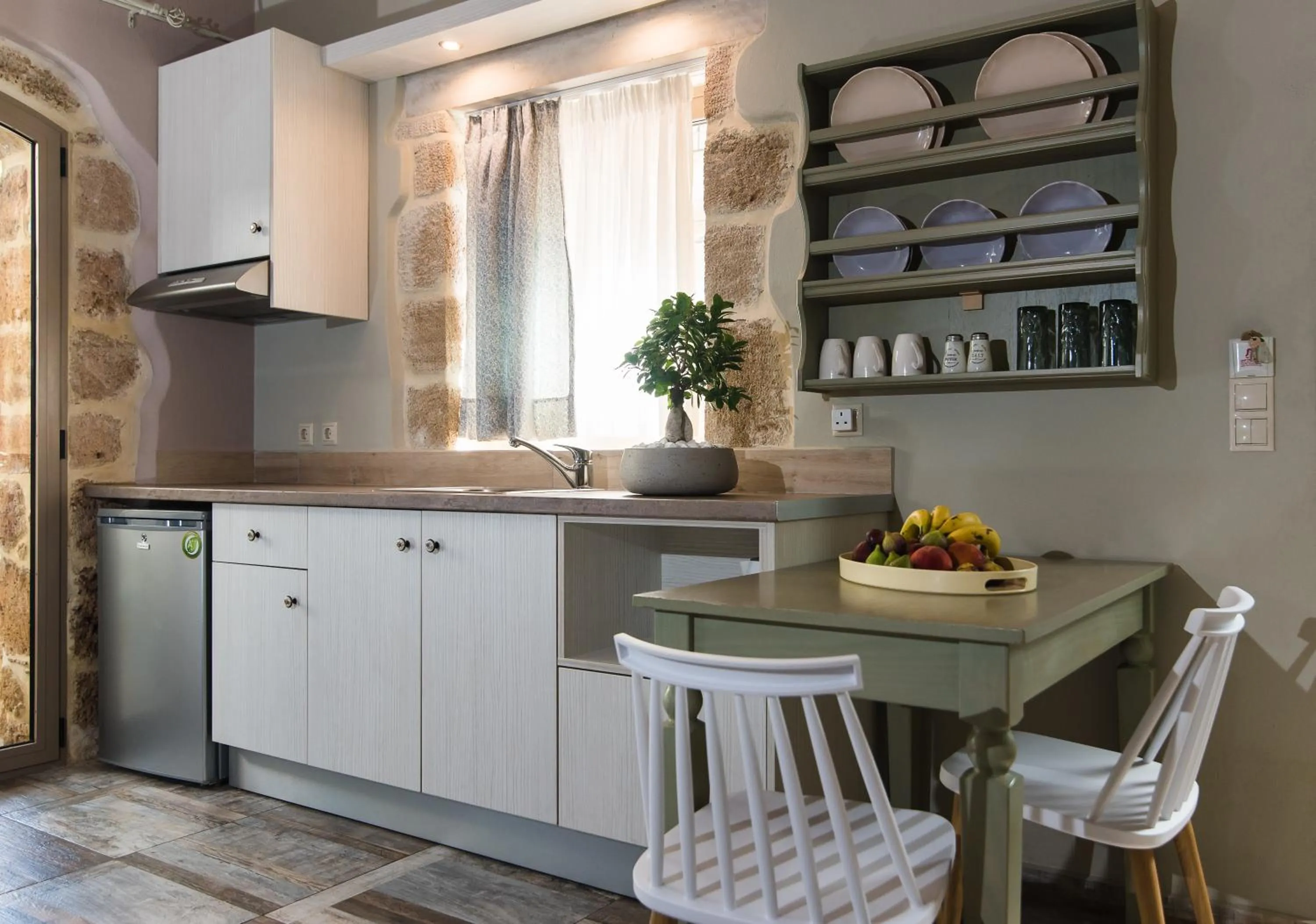 Kitchen or kitchenette in Sarpidon Apartments