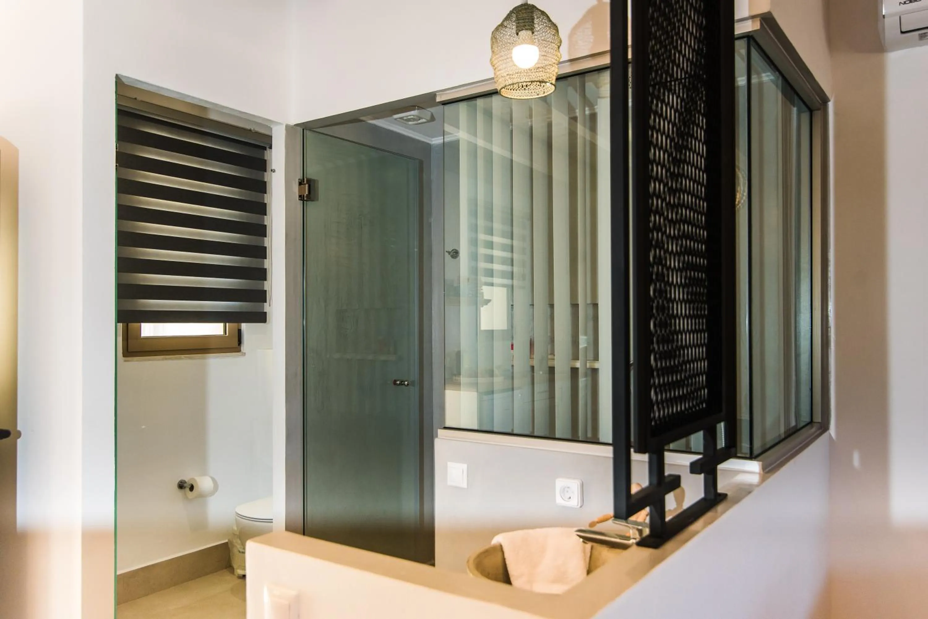 Bathroom in Sarpidon Apartments