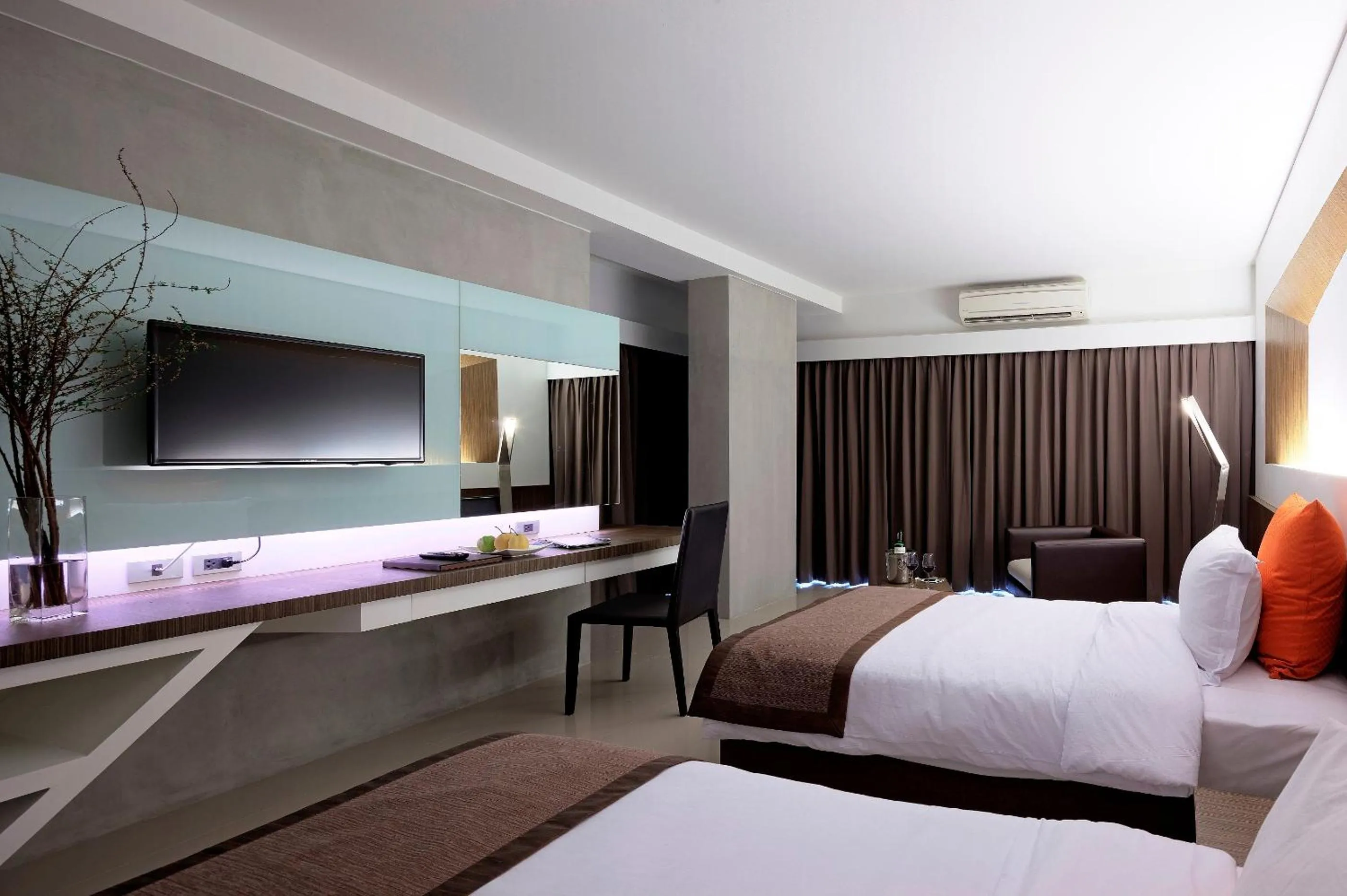 Communal lounge/ TV room, Bed in Nine Forty One Hotel