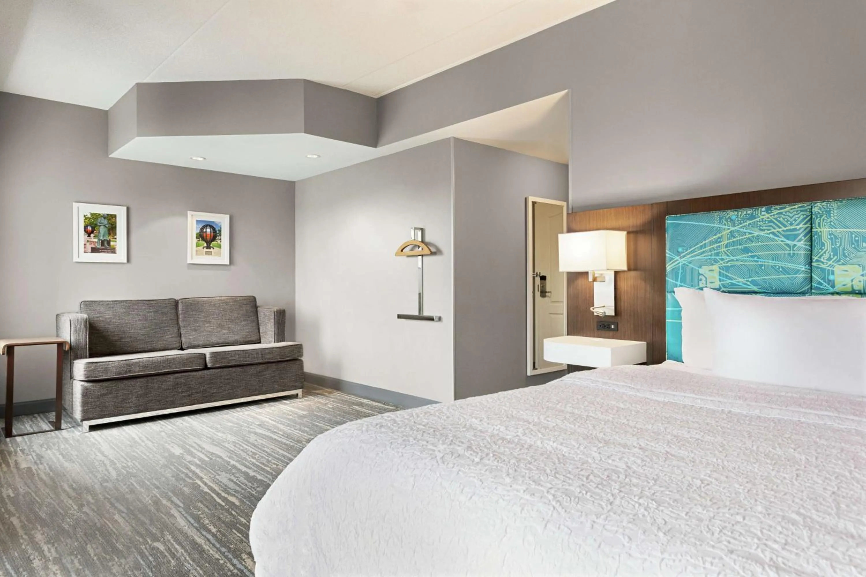 Living room, Bed in Hampton Inn London Ontario