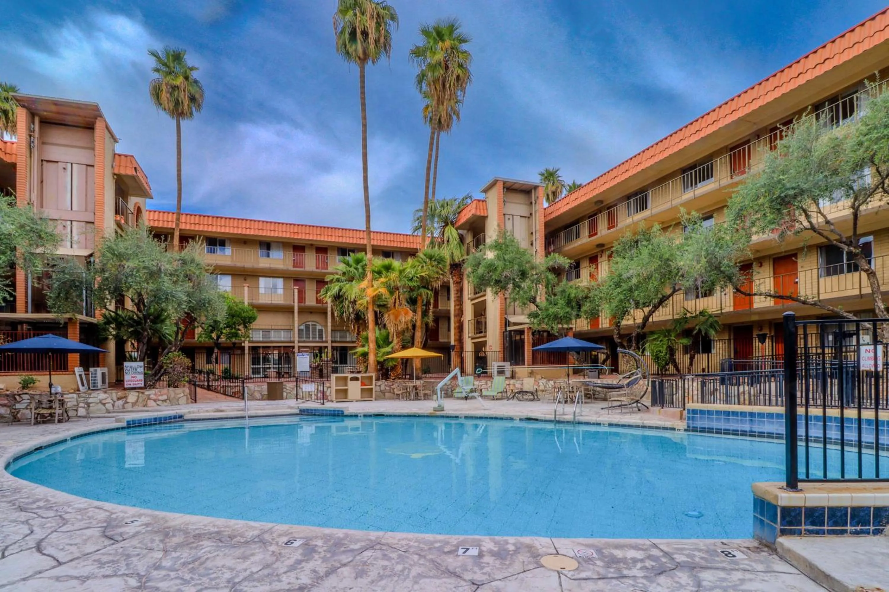 Pool view in Motel 6 Phoenix, AZ – Sky Harbor