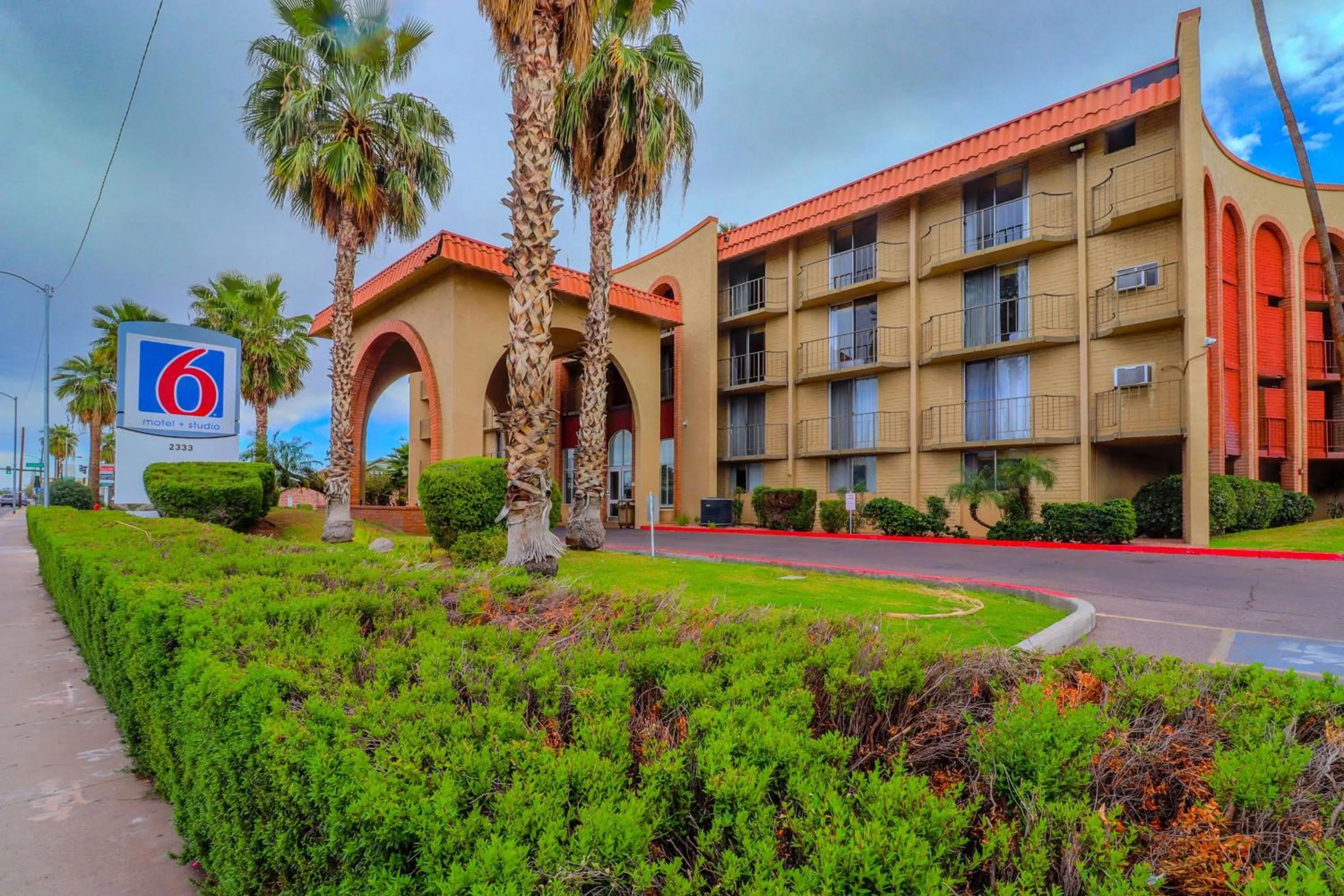 Property building in Motel 6 Phoenix, AZ – Sky Harbor