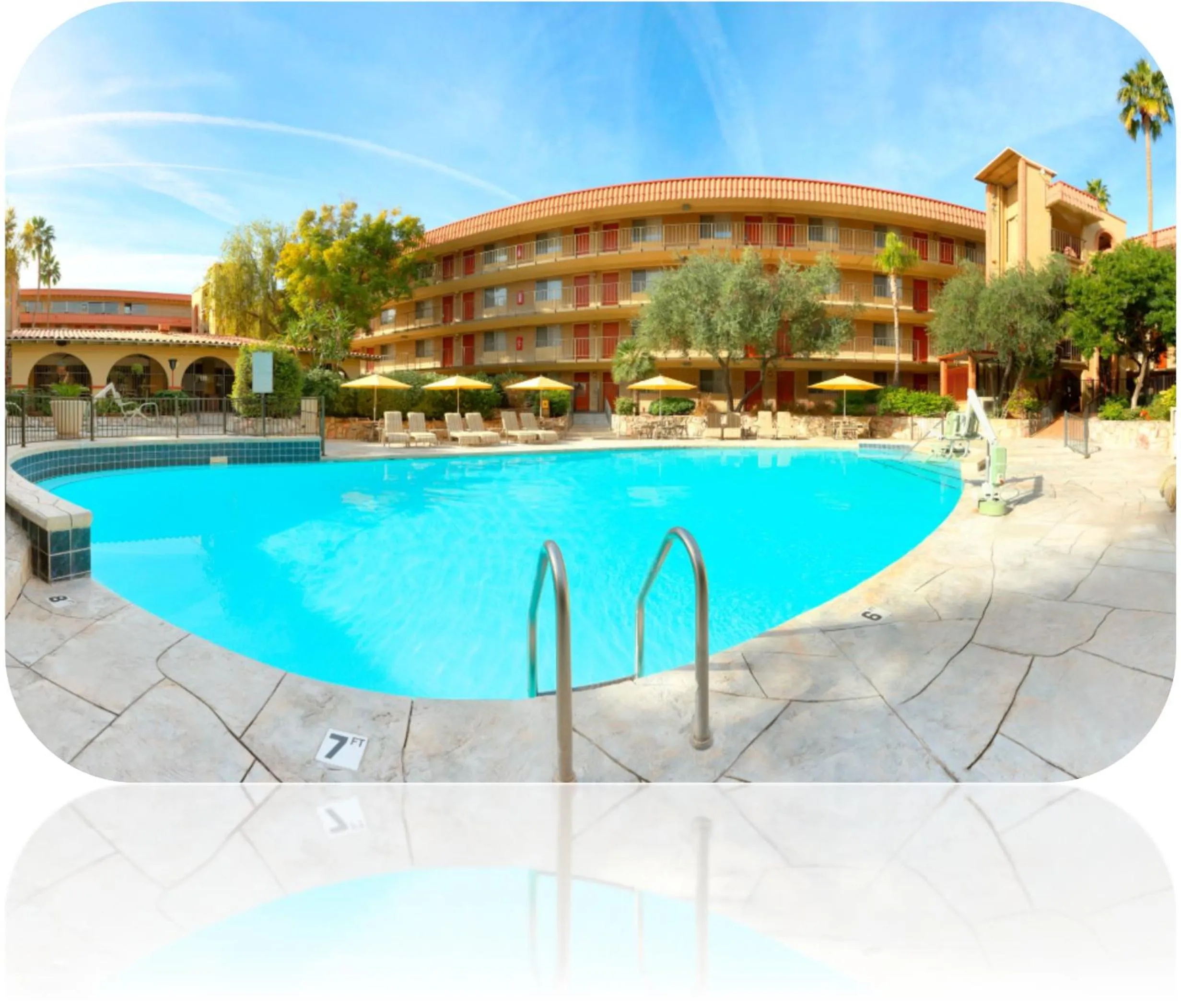 Swimming pool in Motel 6 Phoenix, AZ – Sky Harbor