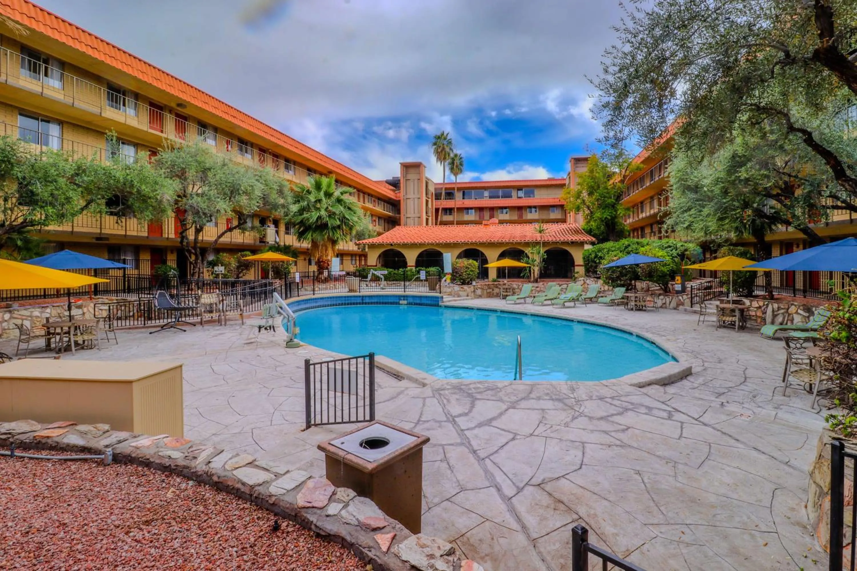 Pool view in Motel 6 Phoenix, AZ – Sky Harbor