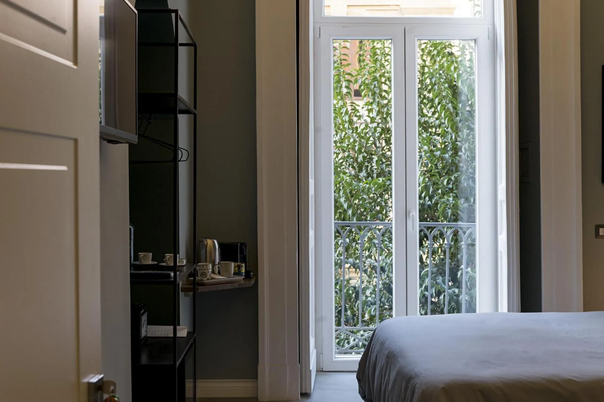 Photo of the whole room, Bed in Bellini Suite