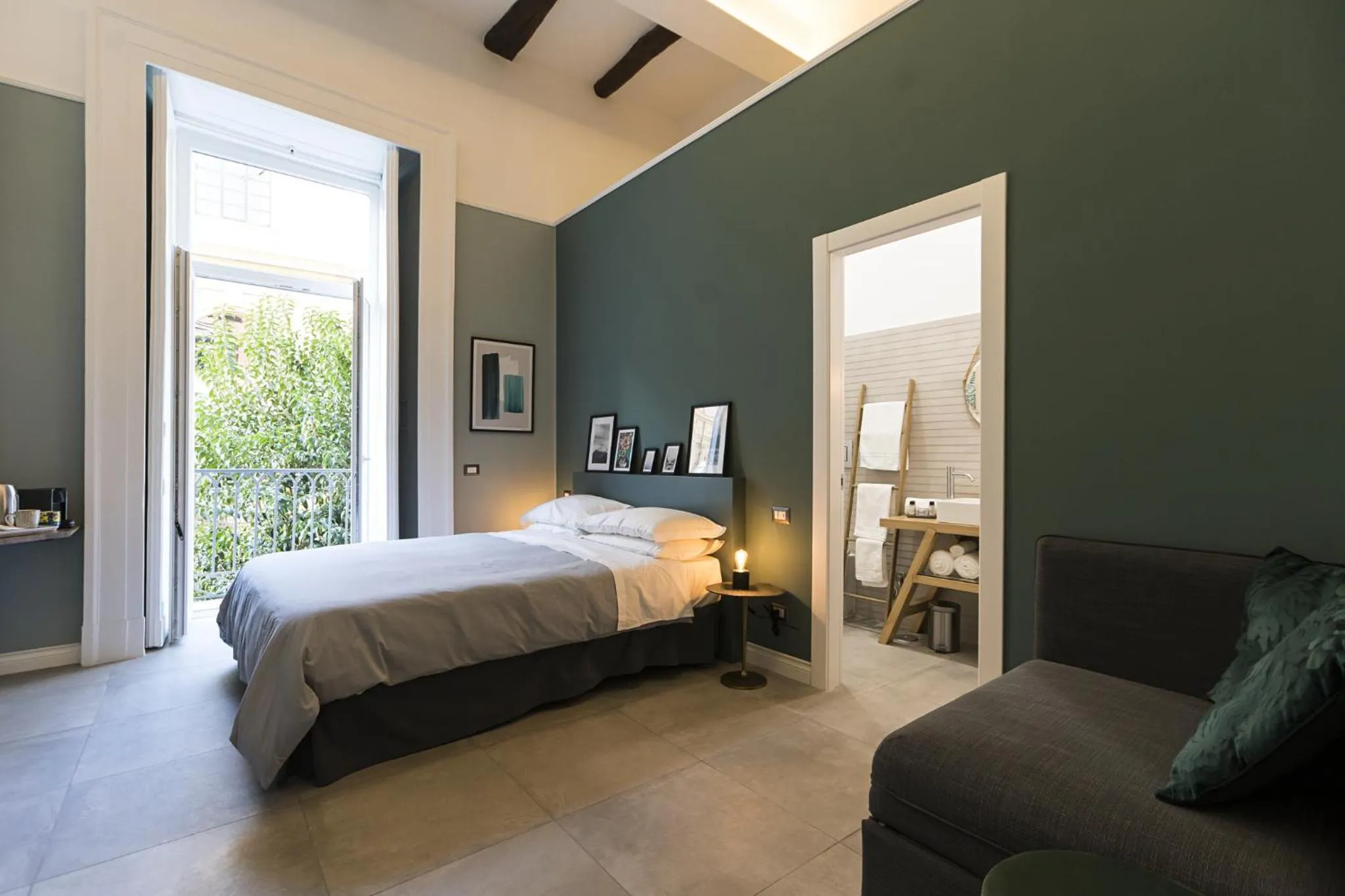 Photo of the whole room, Bed in Bellini Suite