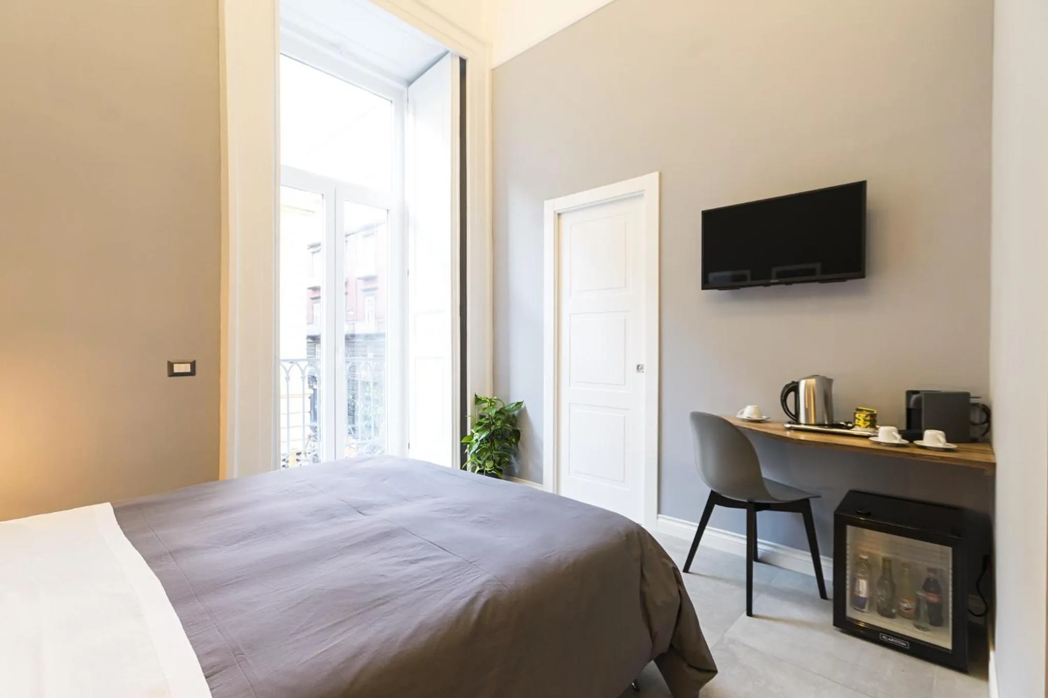 Photo of the whole room, Bed in Bellini Suite