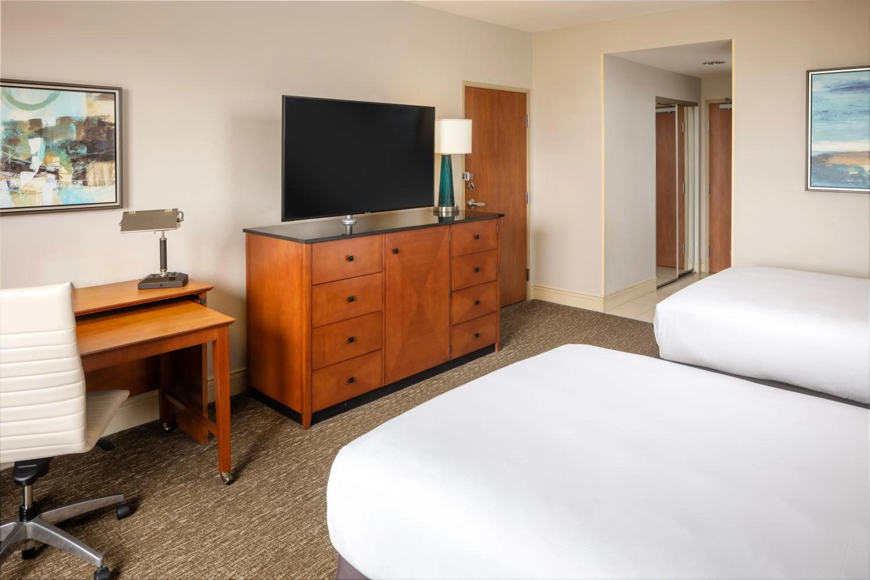 Photo of the whole room, Bed in Hilton St. Petersburg Carillon Park