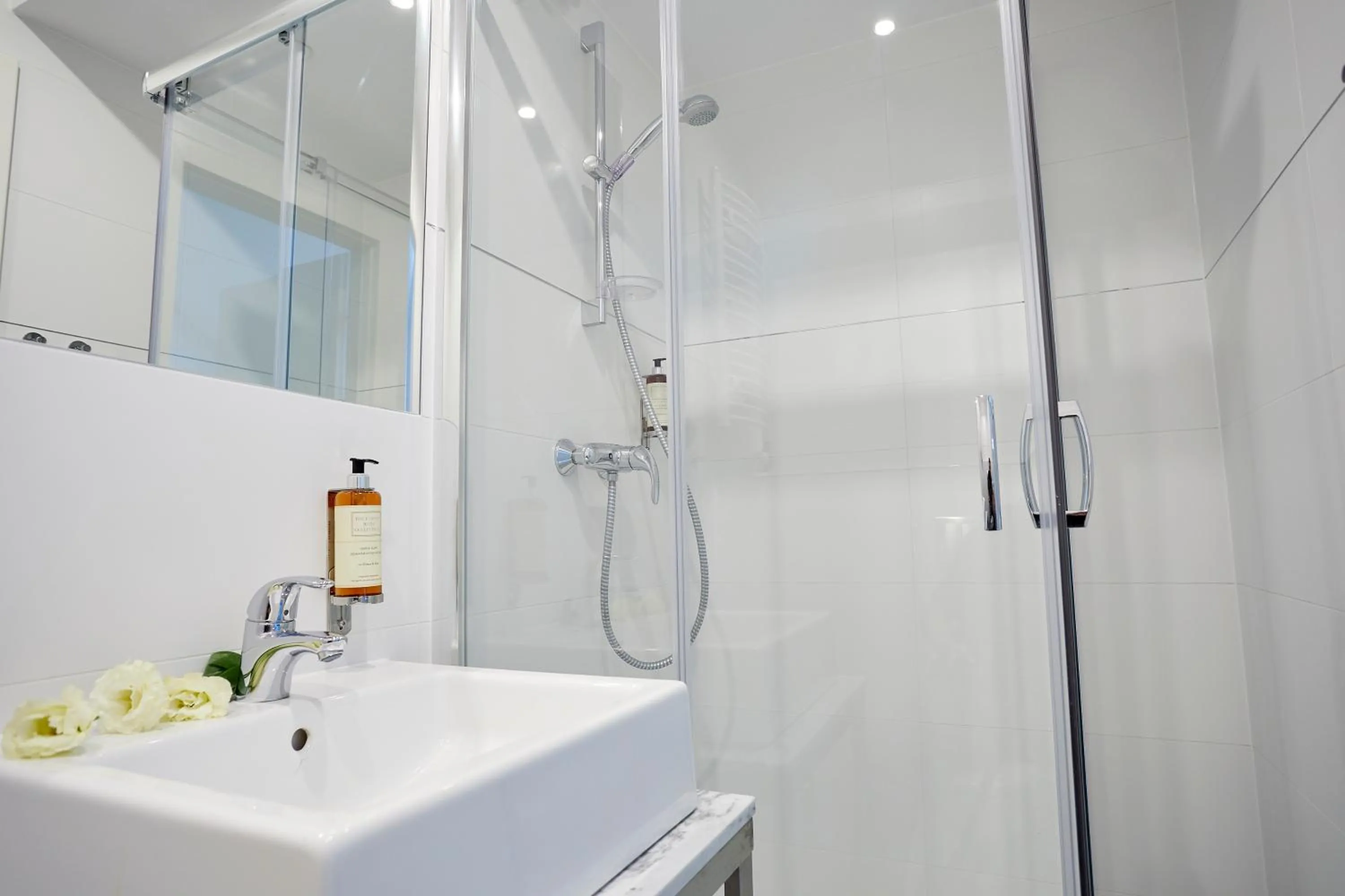 Shower in FLORIANSKA 32 by PI Apartments