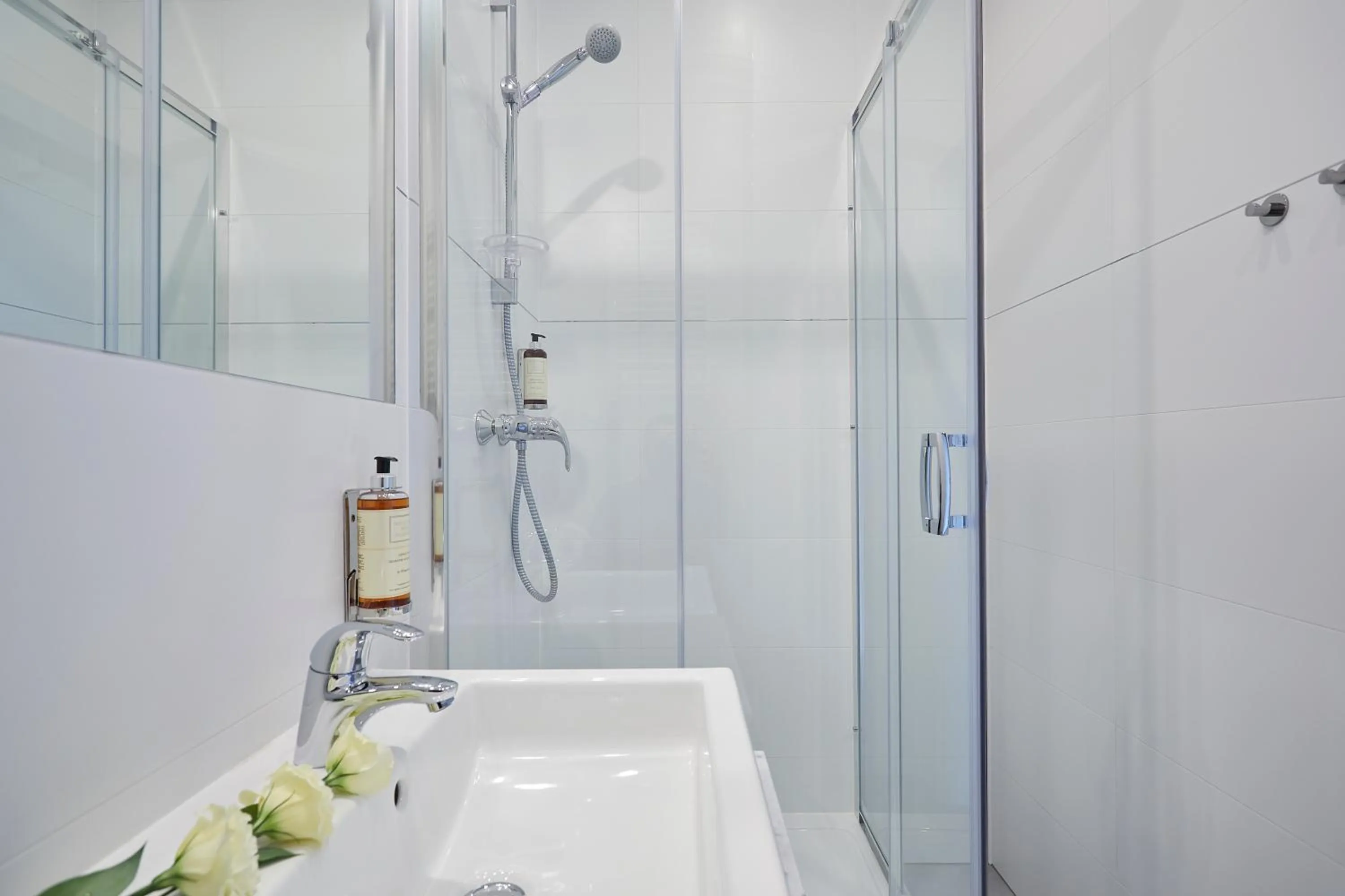 Shower in FLORIANSKA 32 by PI Apartments
