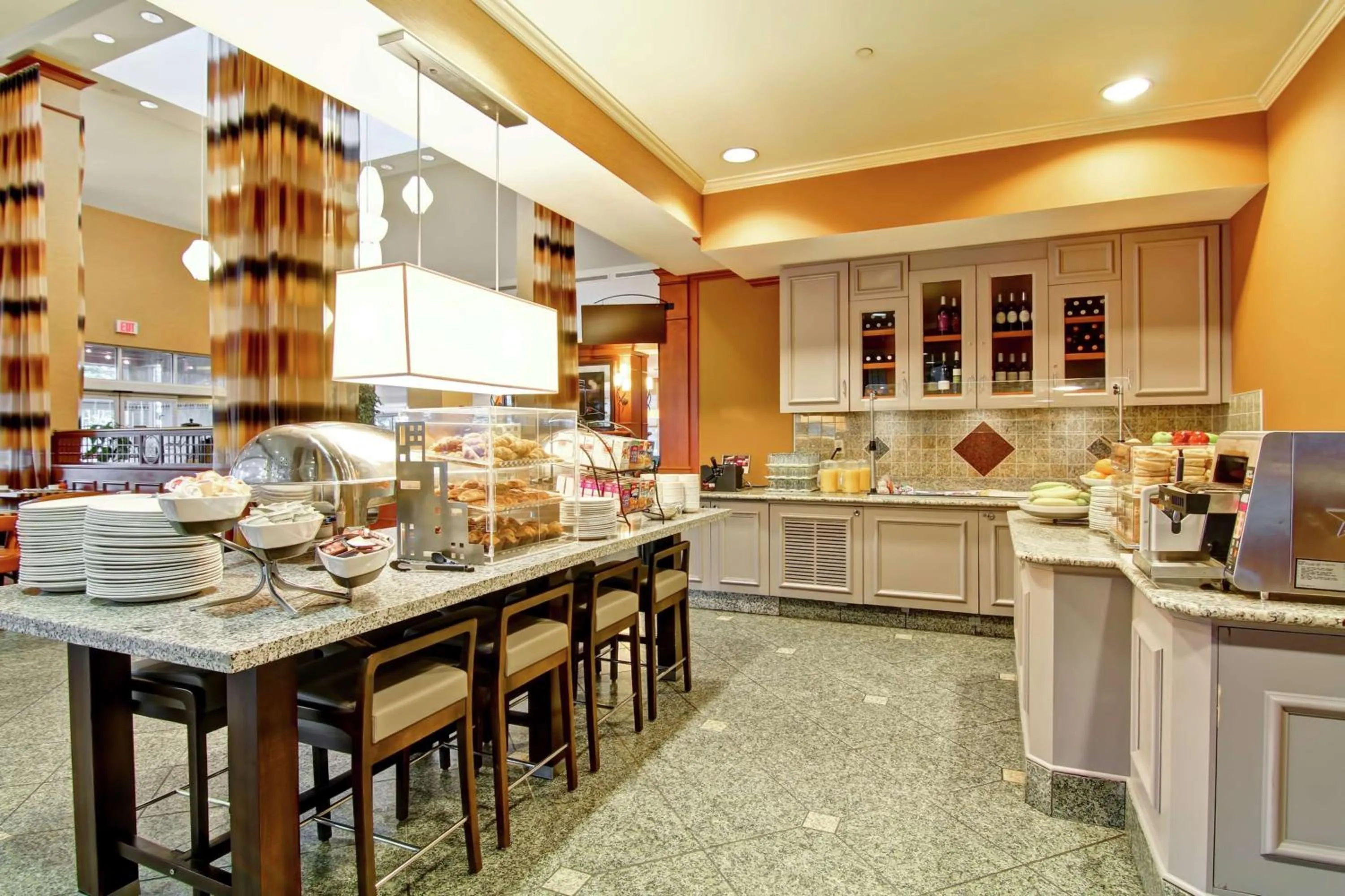 Dining area in Hilton Garden Inn Ottawa Airport