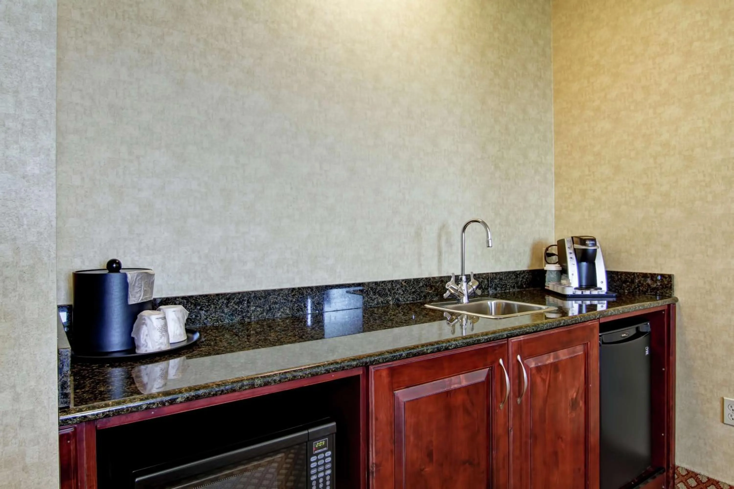 Kitchen or kitchenette in Hilton Garden Inn Ottawa Airport