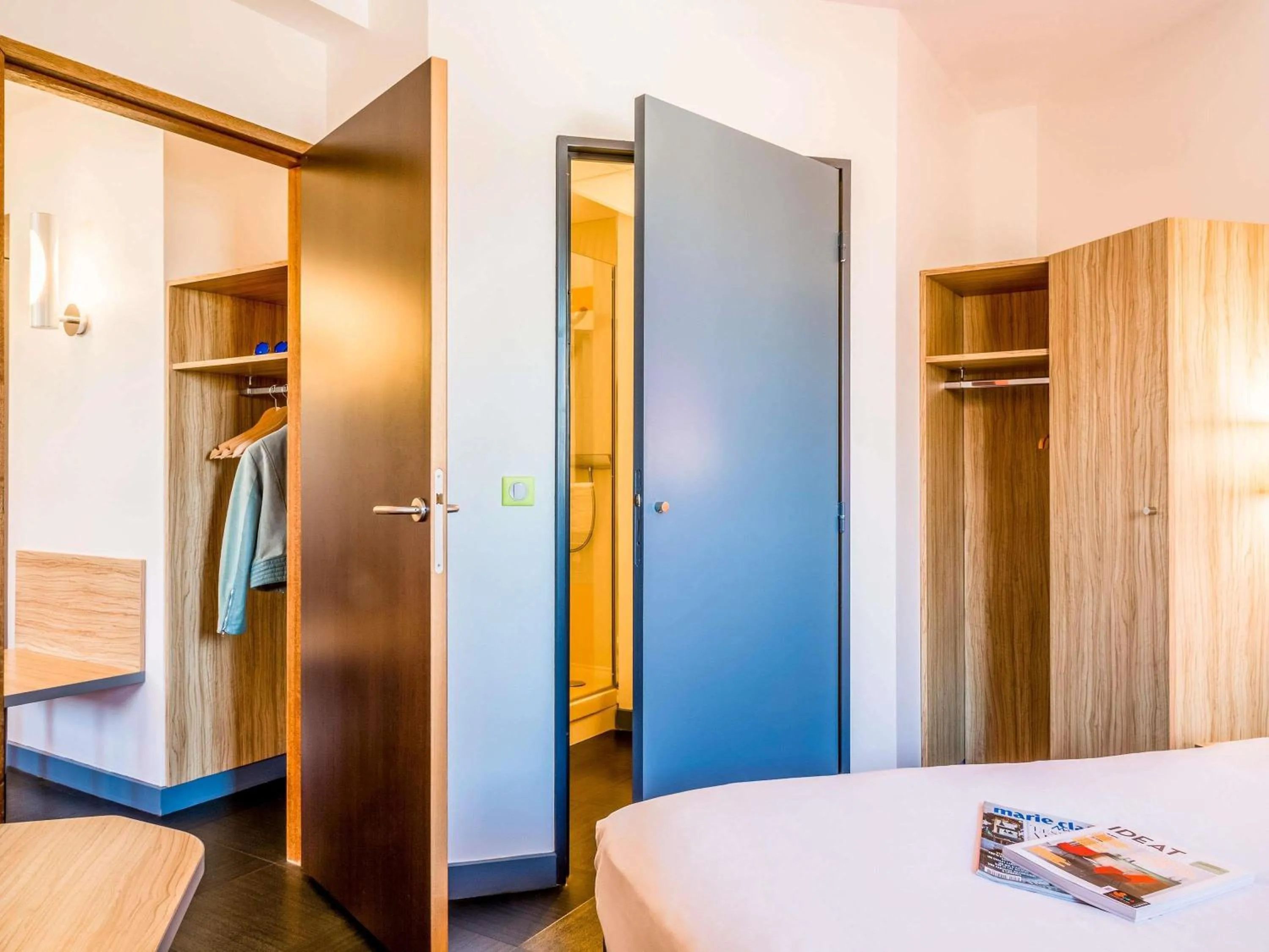 Bedroom, Bed in ibis Styles Romans-Valence Gare TGV