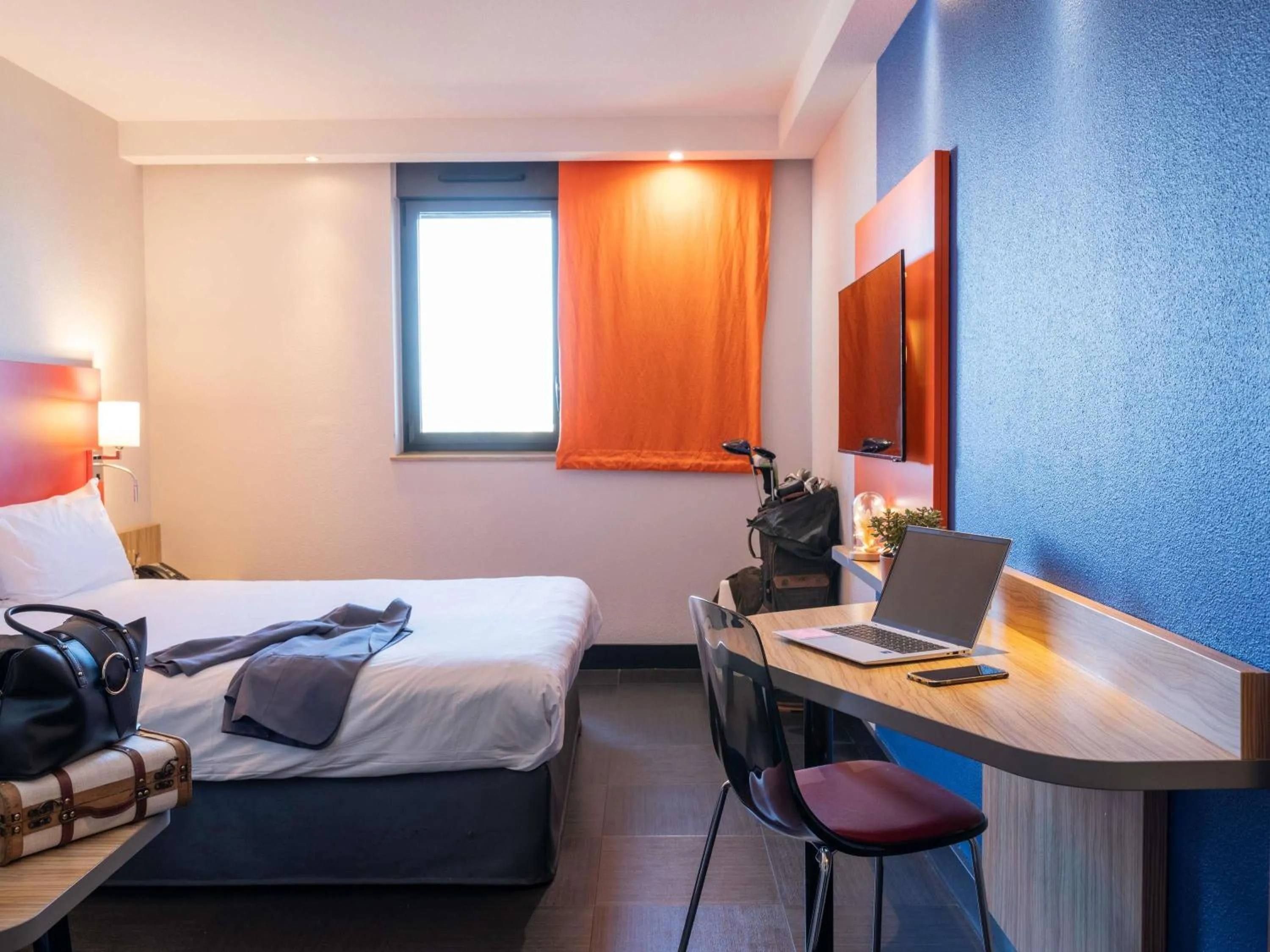 Bedroom, Bed in ibis Styles Romans-Valence Gare TGV