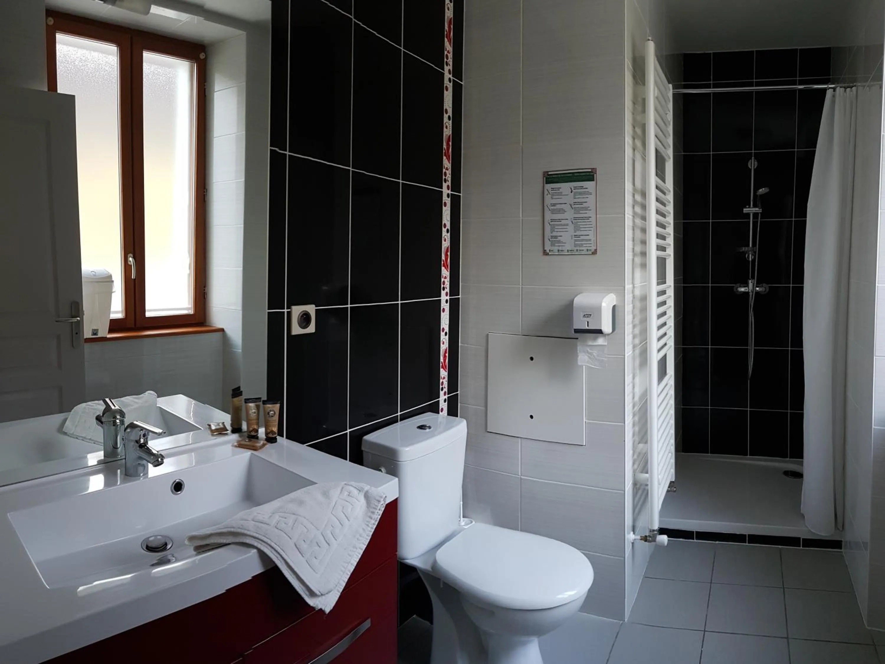 Shower in Hôtel du Soleil