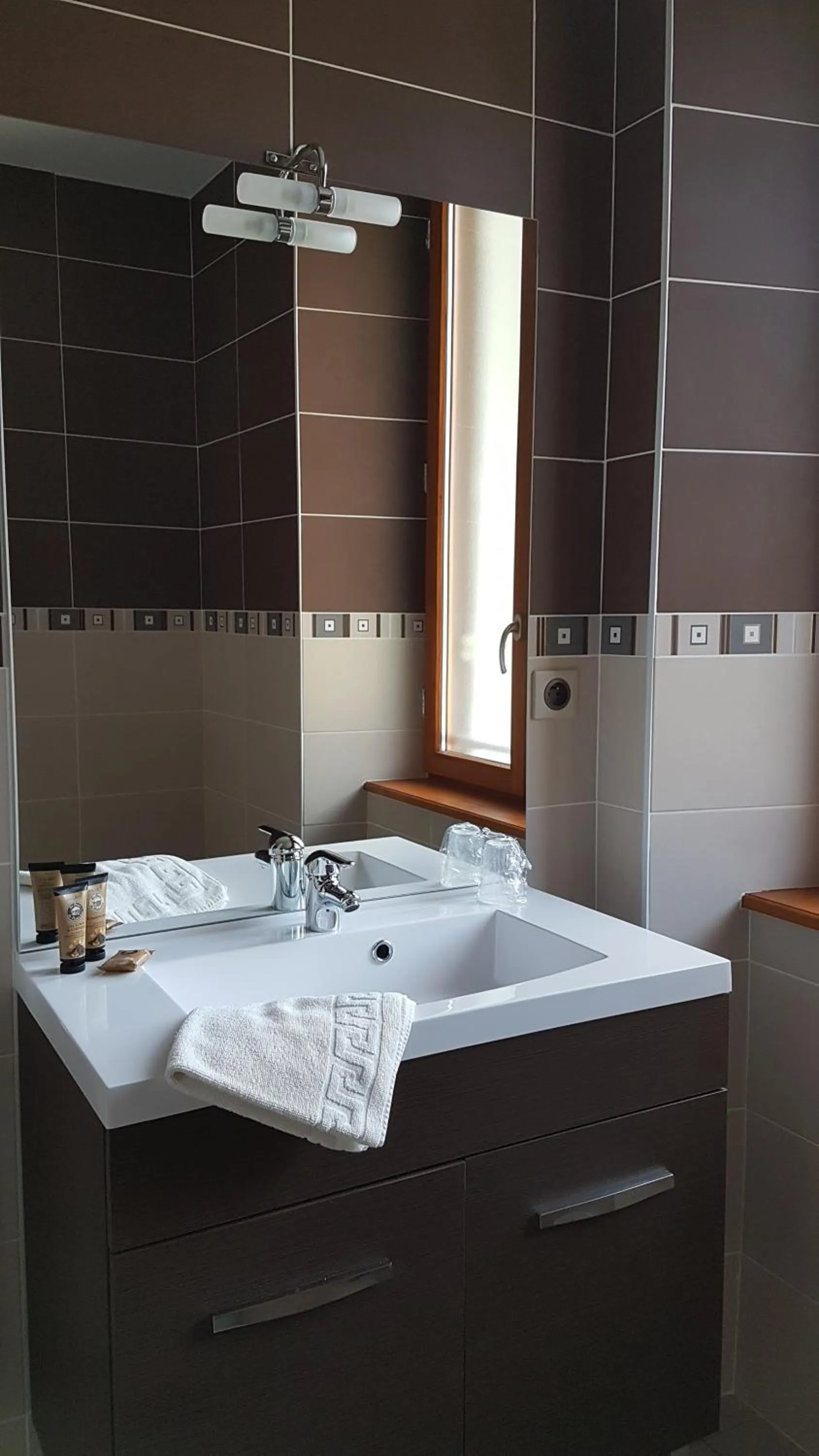 Toilet in Hôtel du Soleil