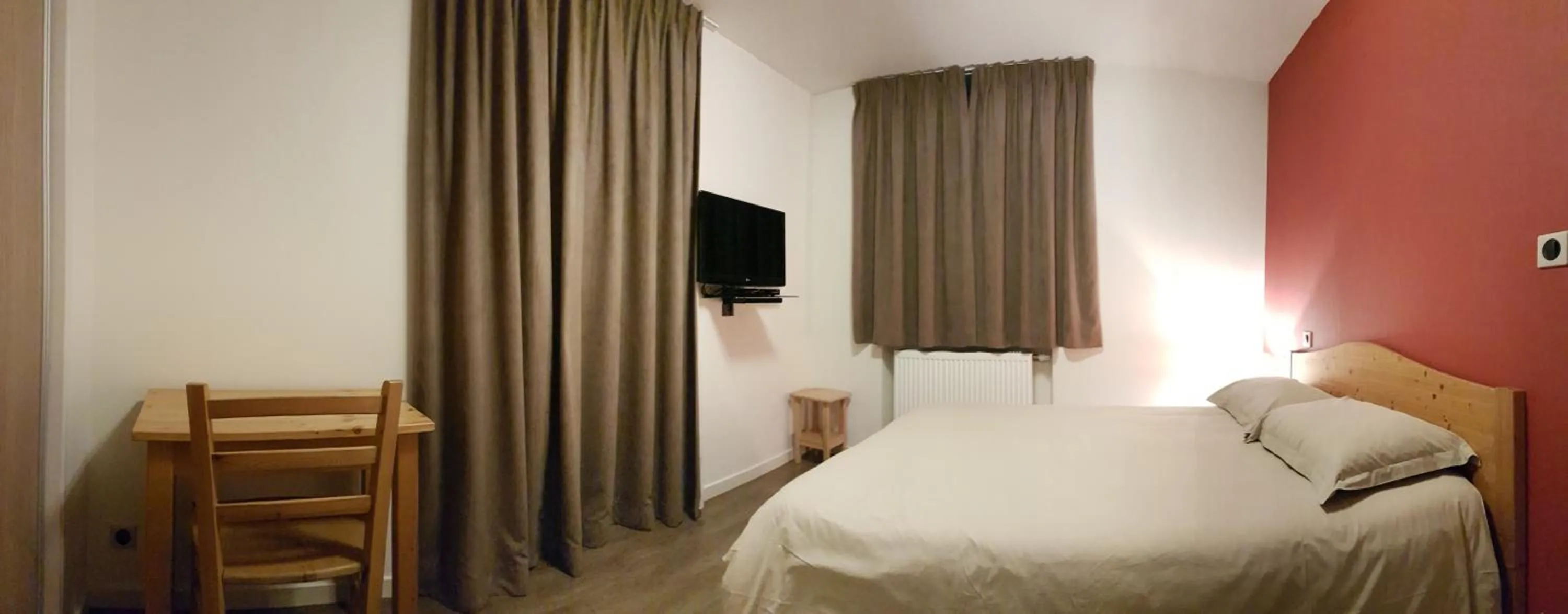 Shower, Bed in Hôtel du Soleil