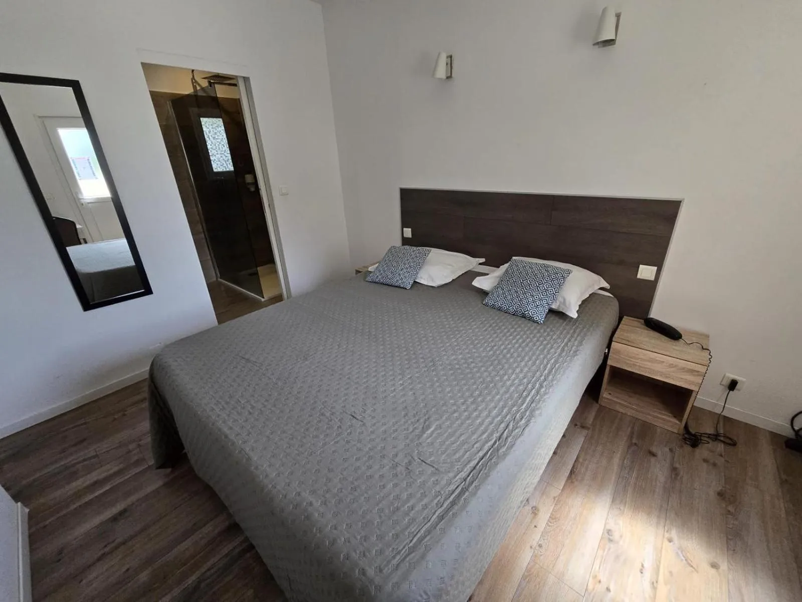 Bed in Hôtel de la Poste Piscine