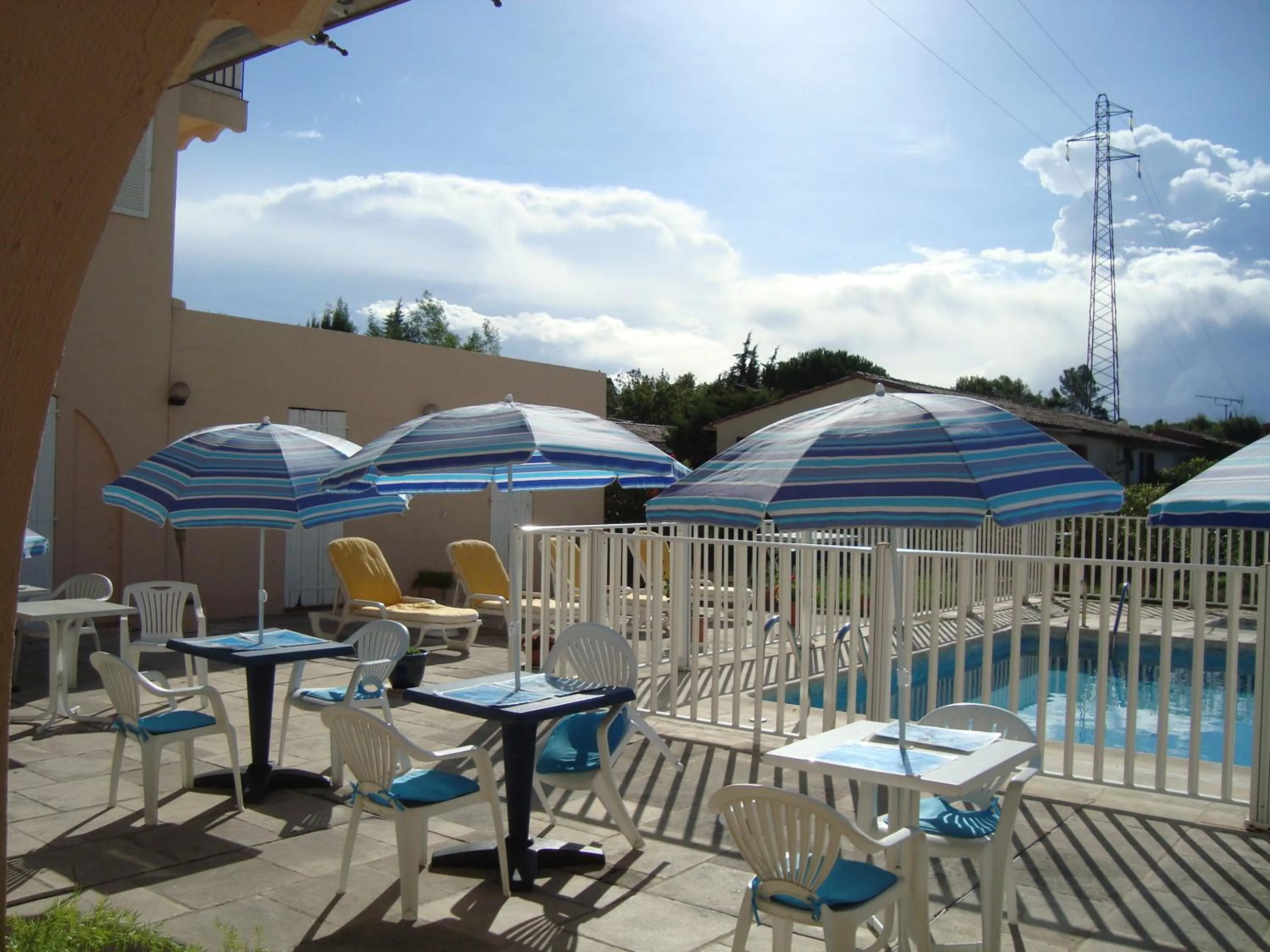 Restaurant/places to eat in Hôtel de la Poste Piscine