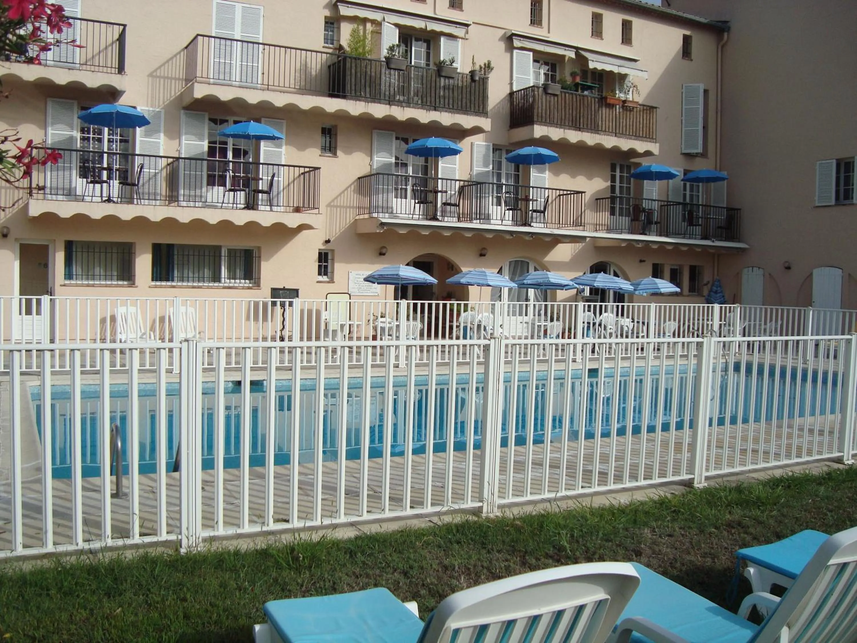 Day in Hôtel de la Poste Piscine