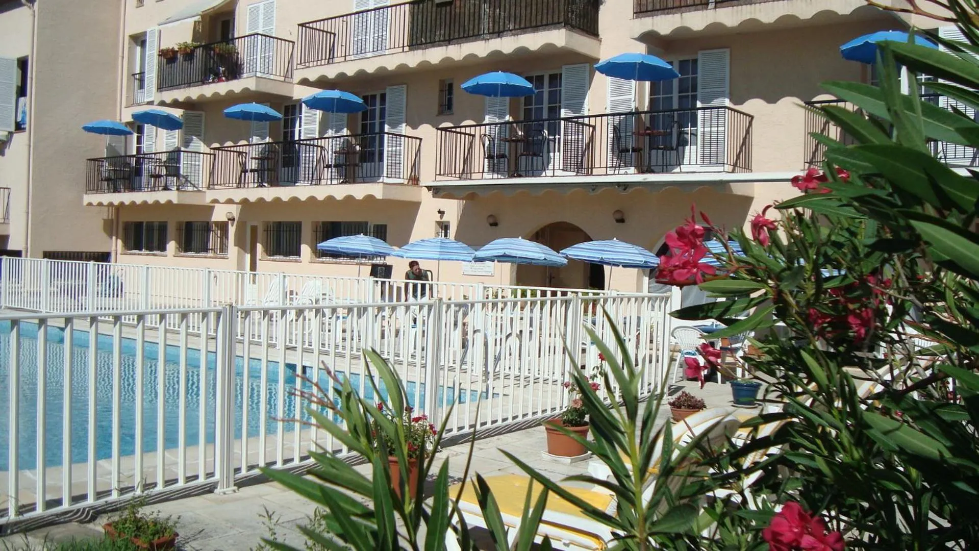 Day in Hôtel de la Poste Piscine