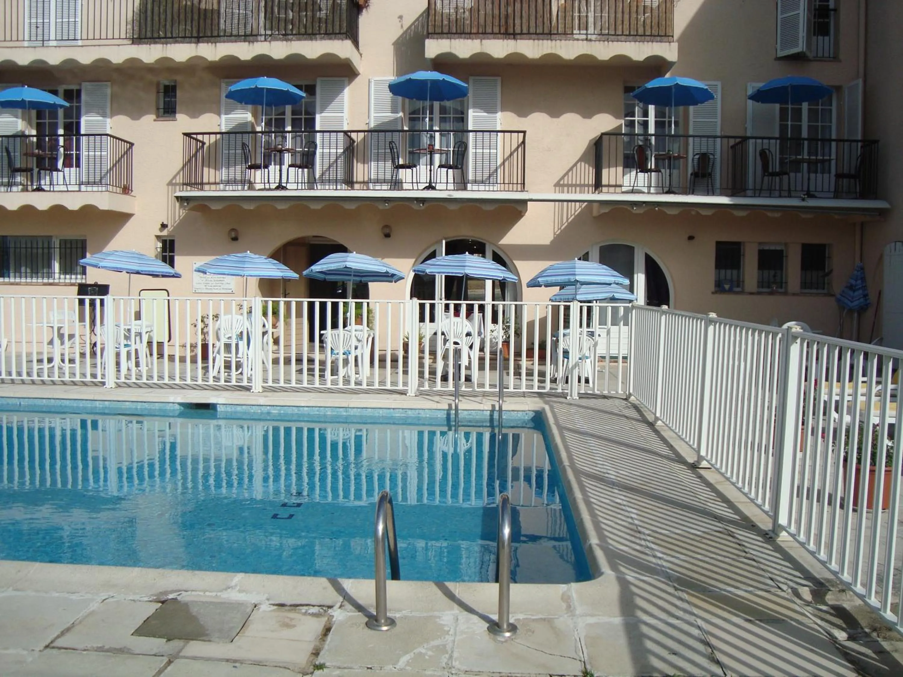 Day in Hôtel de la Poste Piscine