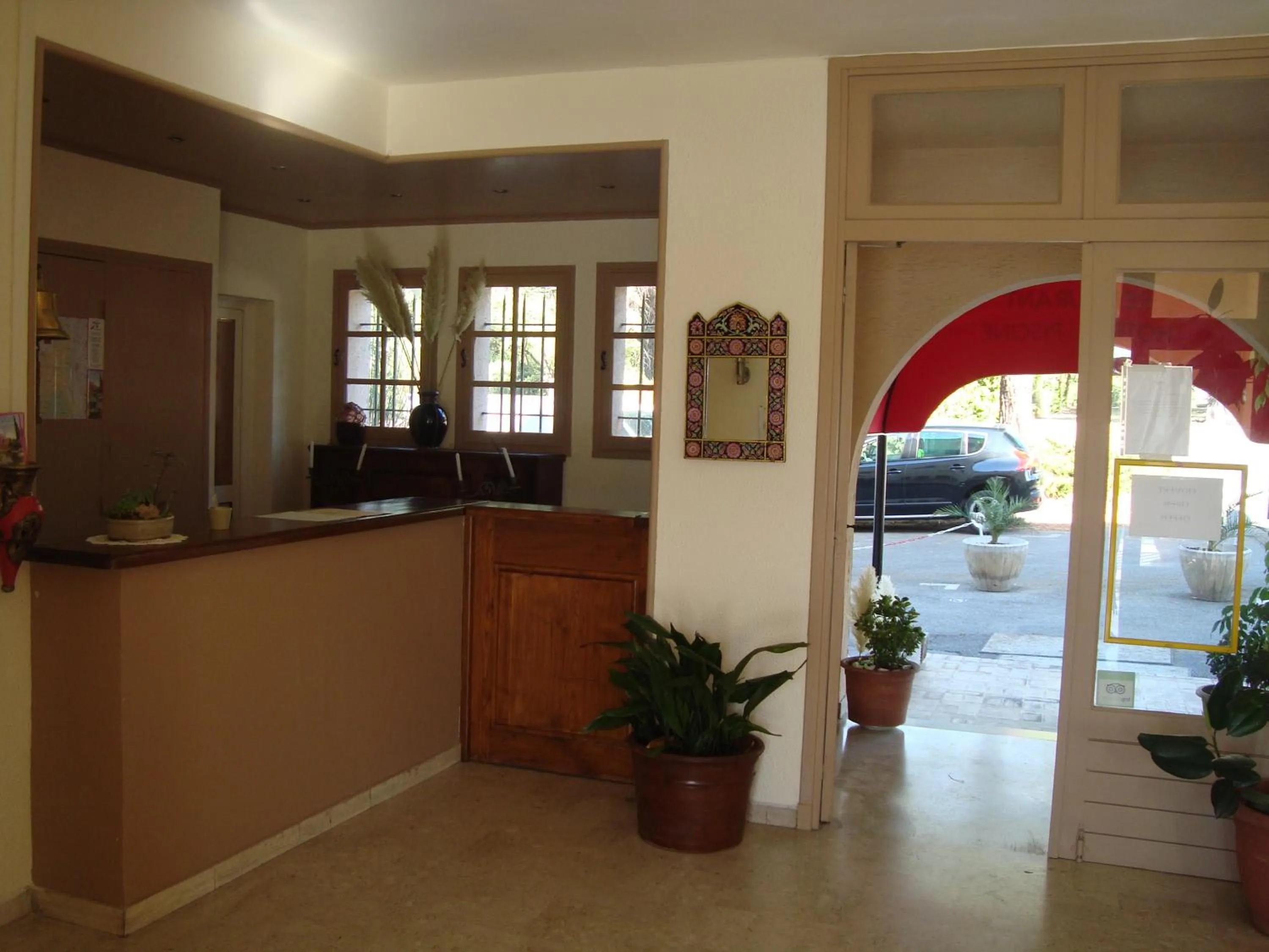 Day in Hôtel de la Poste Piscine