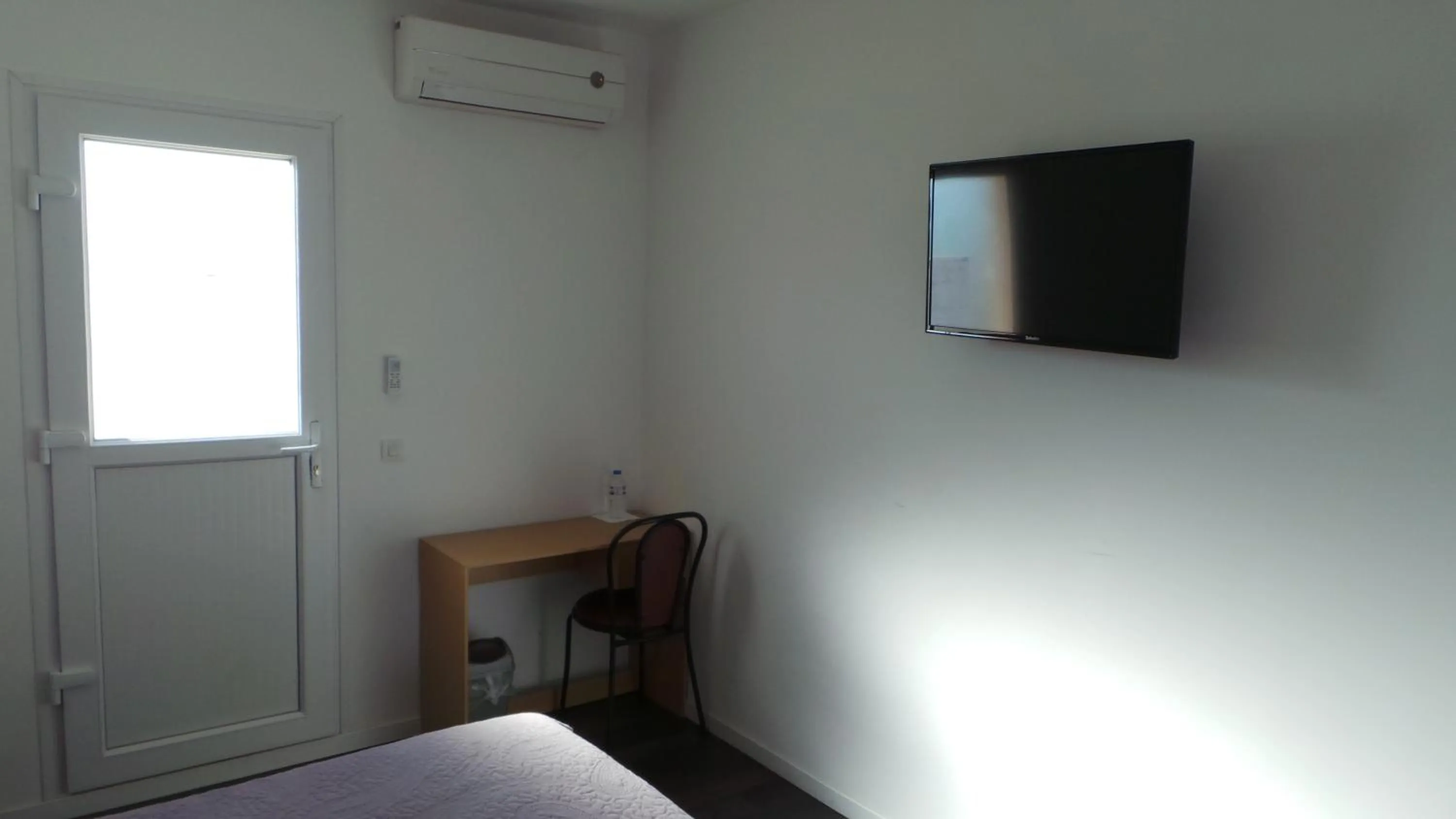 Bed in Hôtel de la Poste Piscine