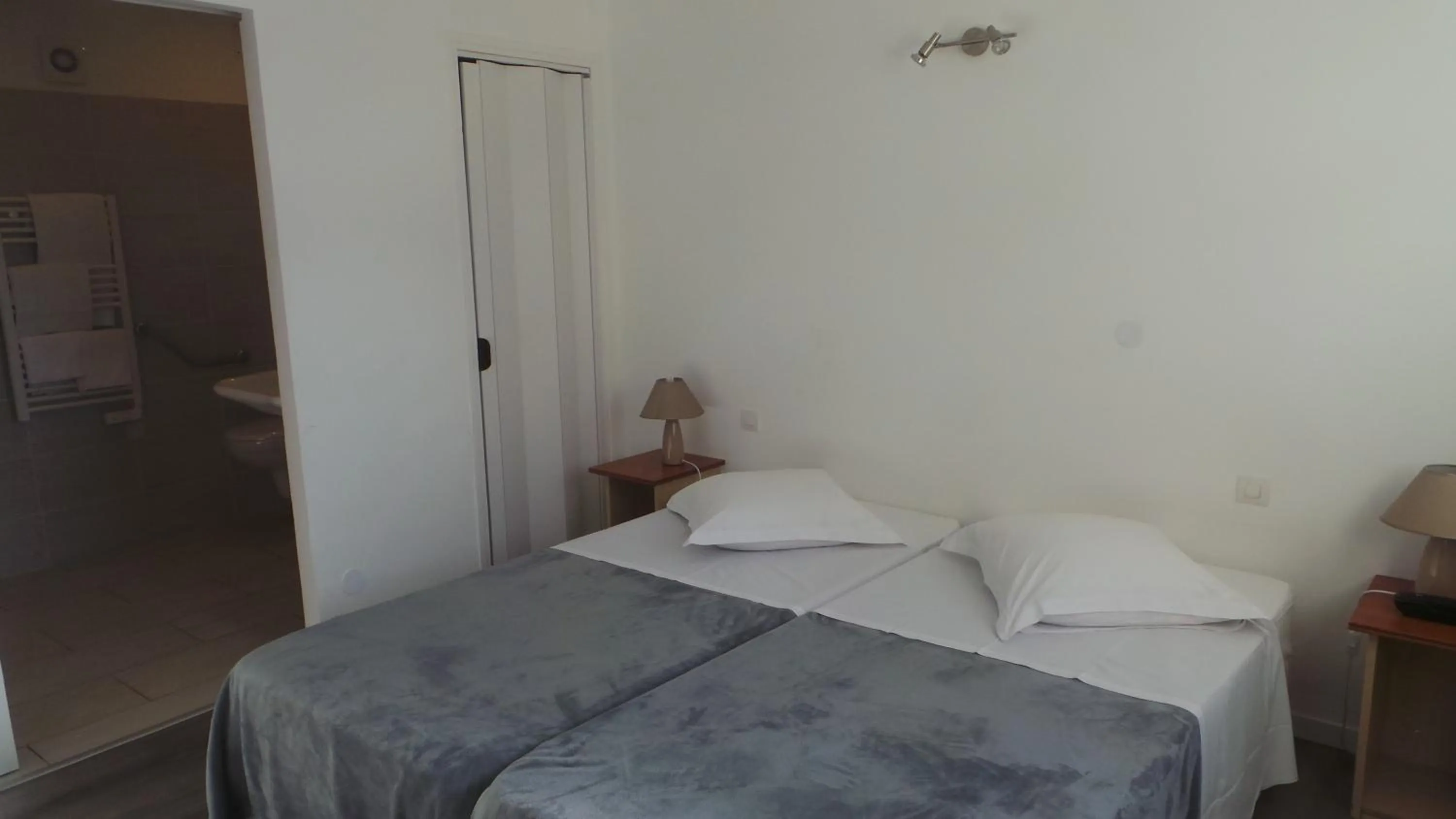 Bed in Hôtel de la Poste Piscine