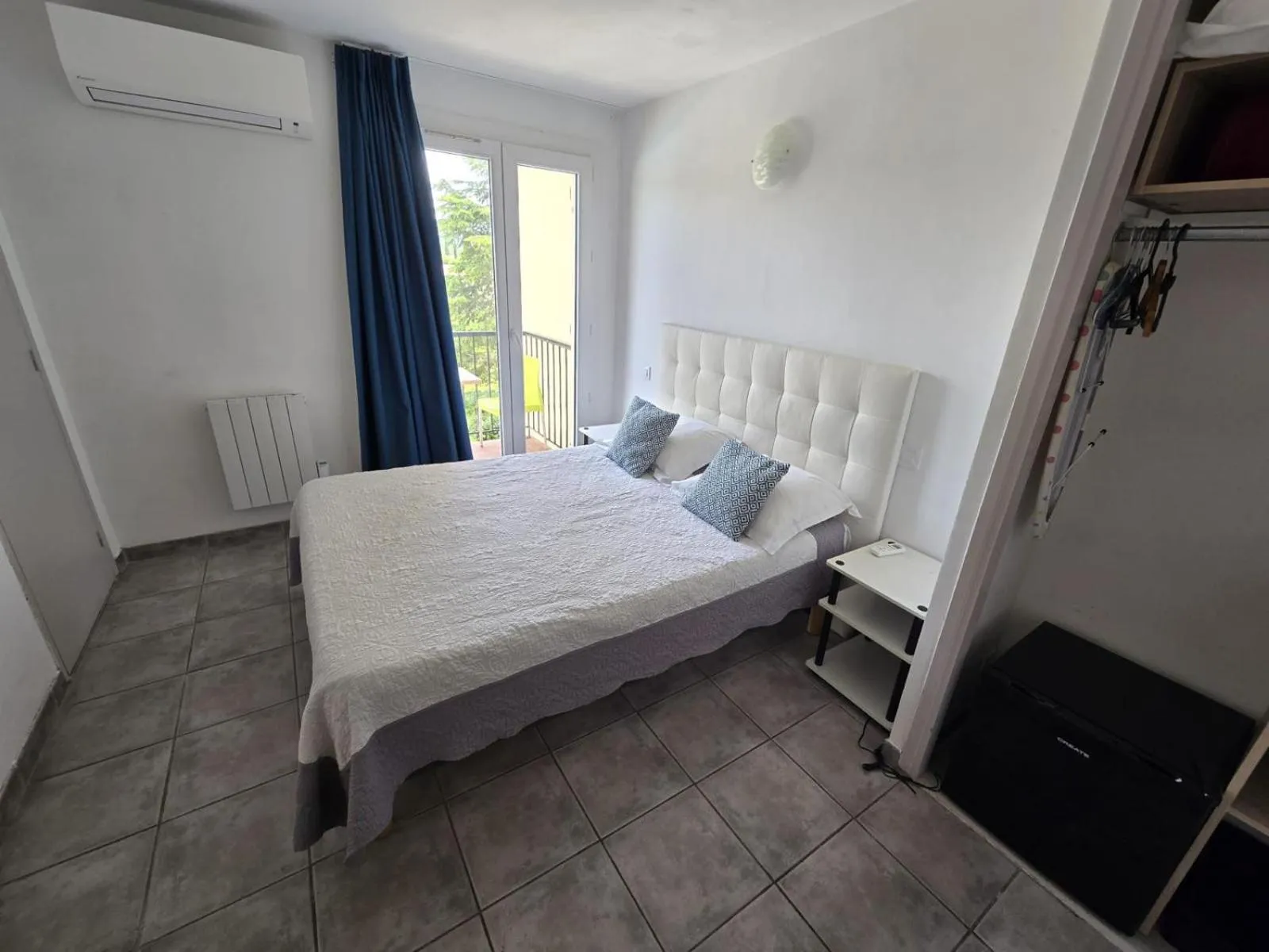 Bed in Hôtel de la Poste Piscine