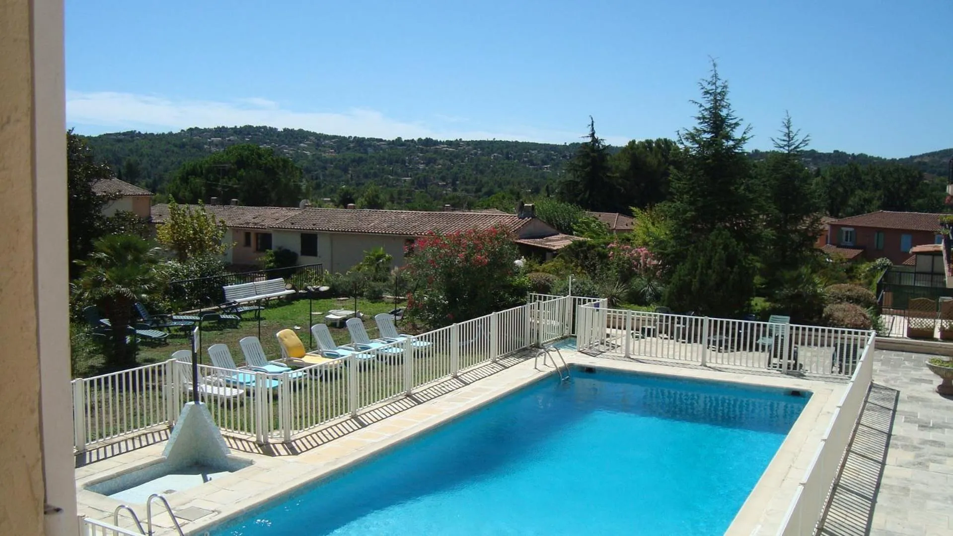 Day in Hôtel de la Poste Piscine