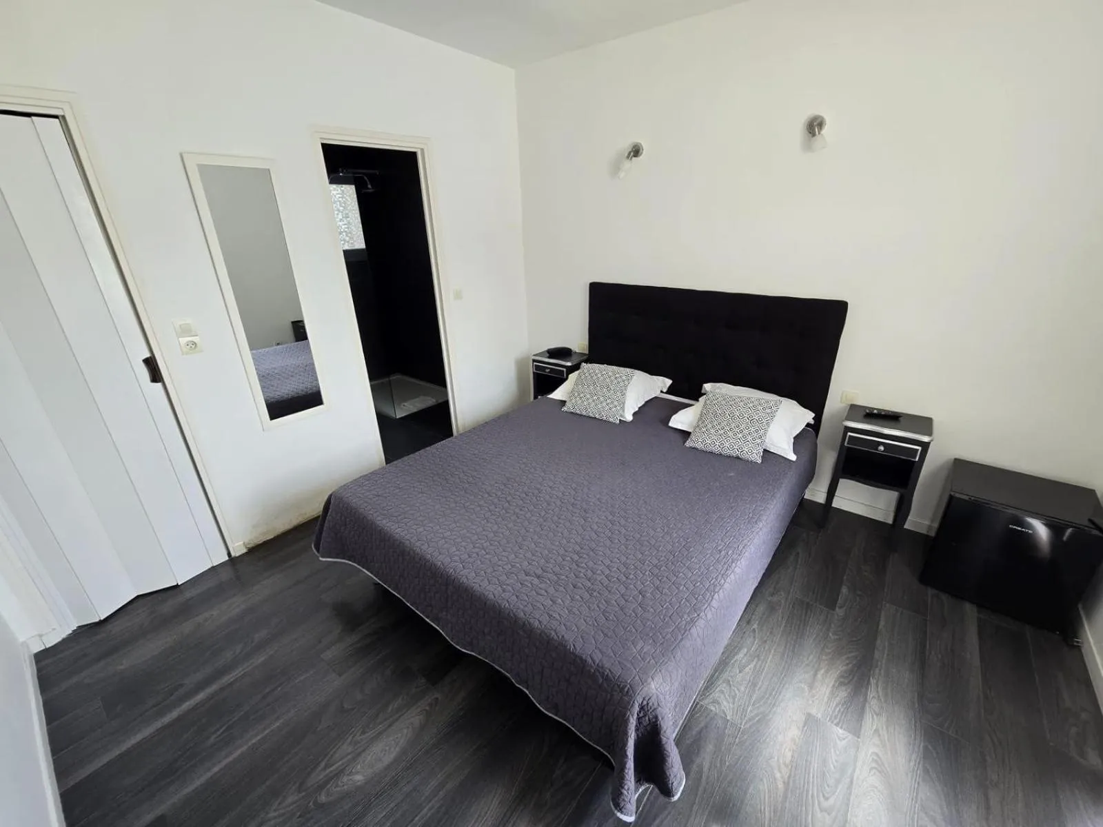 Bed in Hôtel de la Poste Piscine