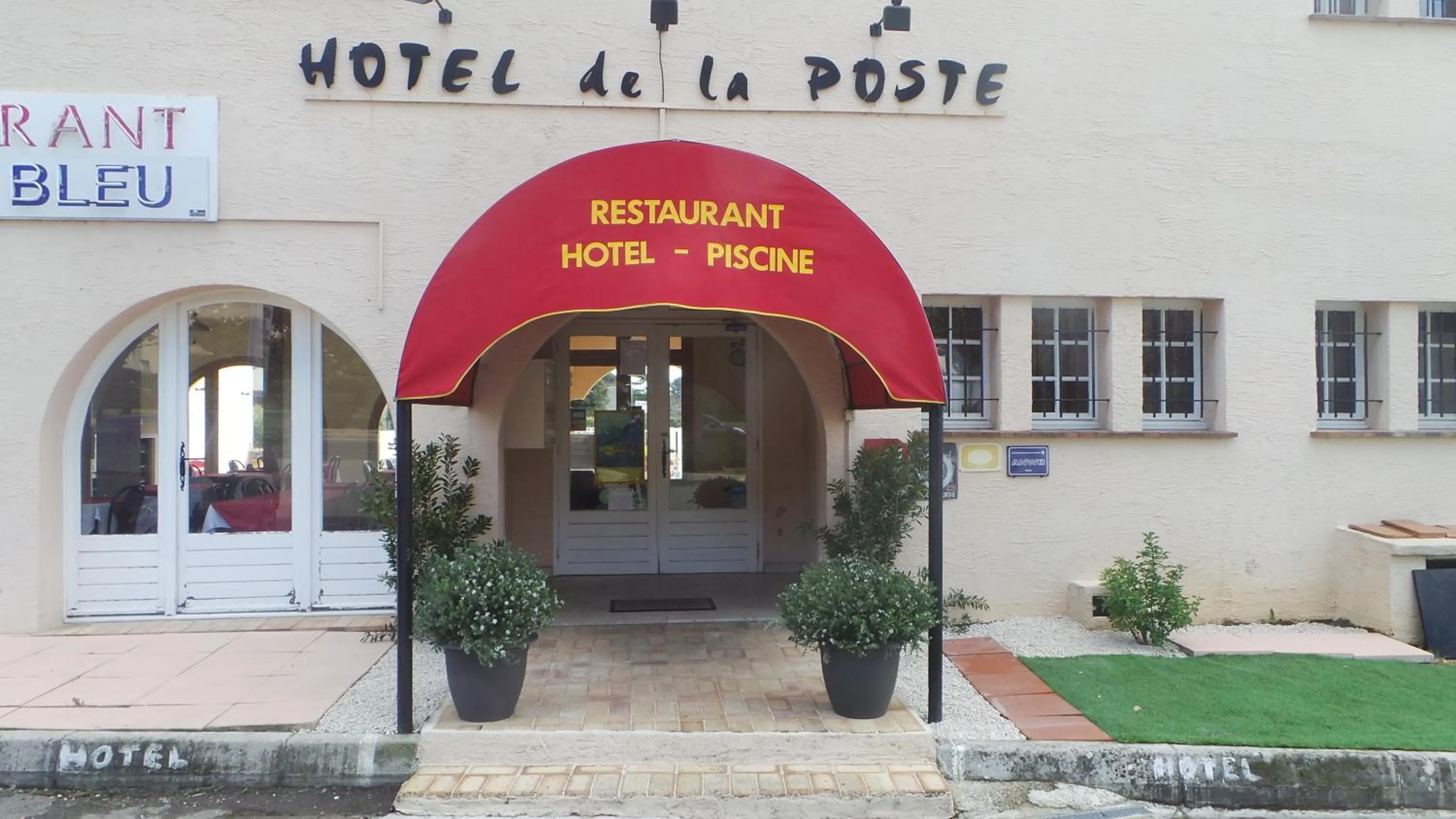 Facade/entrance in Hôtel de la Poste Piscine