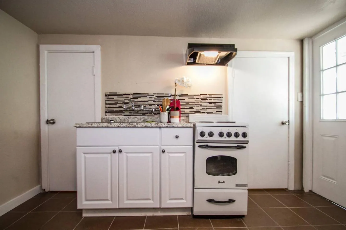 kitchen in Hays #B Near Downtown Guest Studio