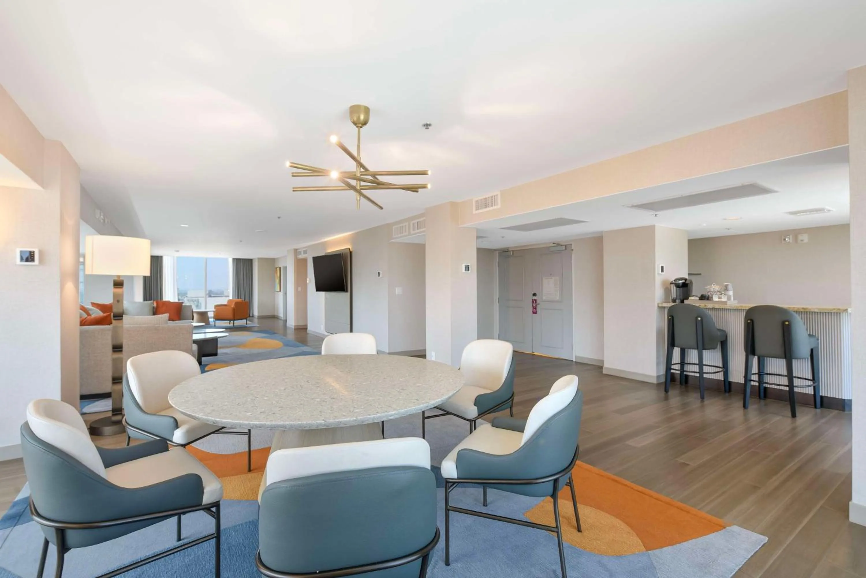 Living room in Hilton Anaheim