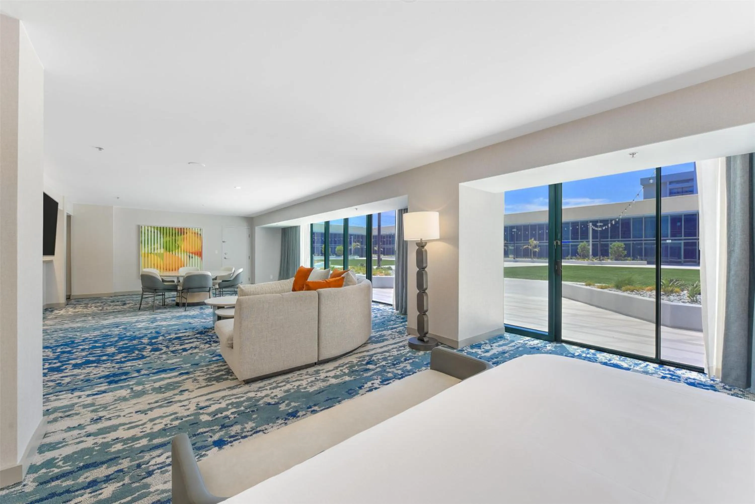 Living room, Bed in Hilton Anaheim