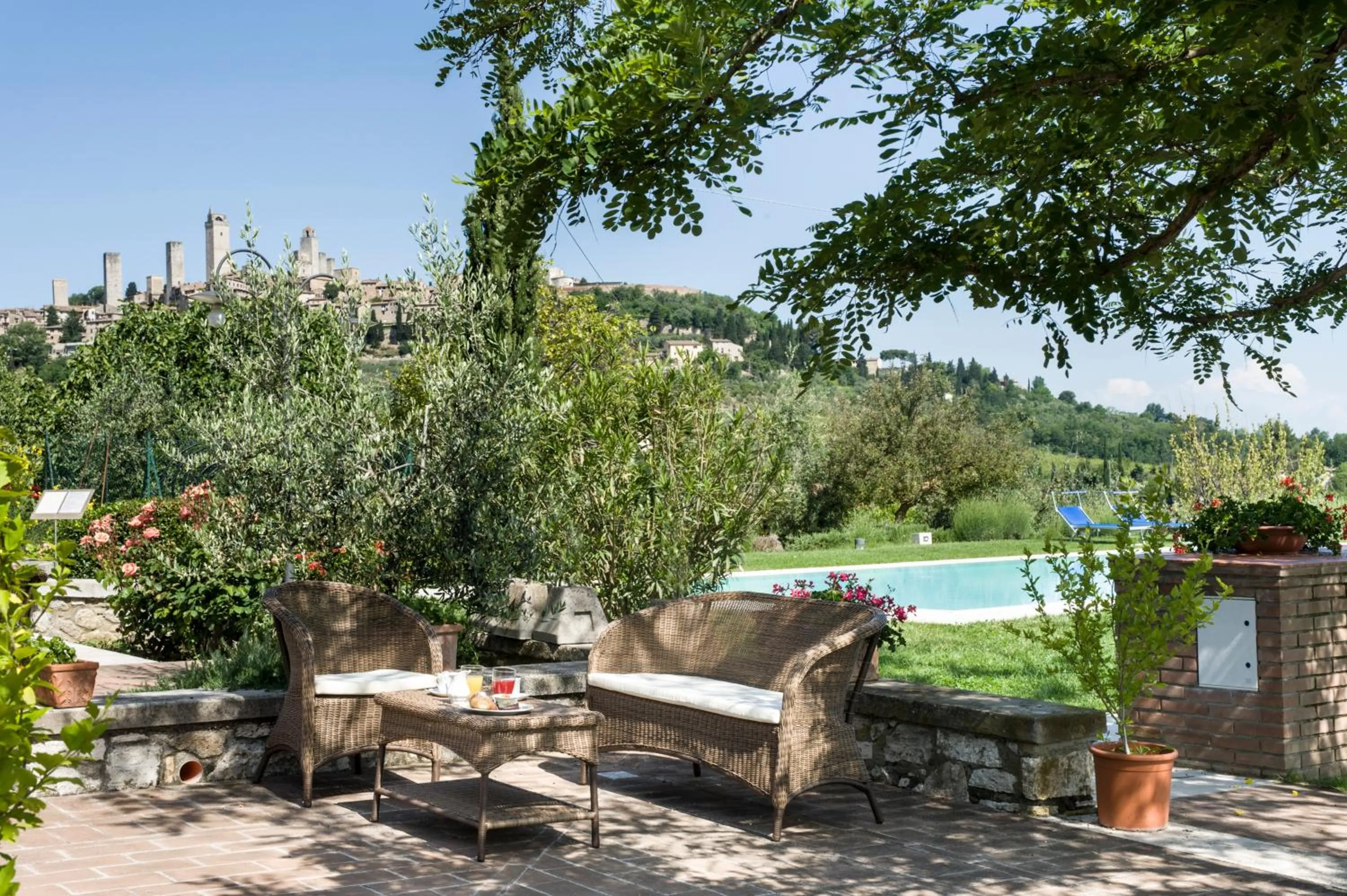 Pool view in B&B Ponte a Nappo San Gimignano