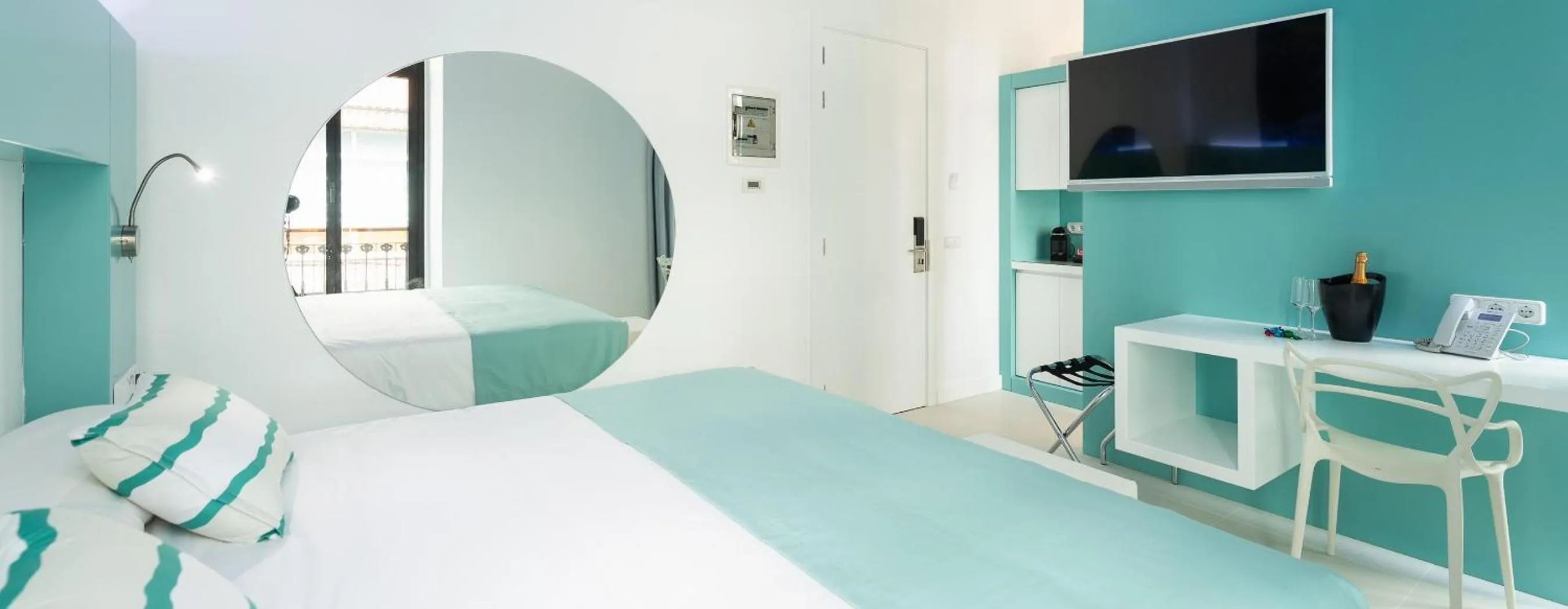 Photo of the whole room, Bed in HD Acuario Lifestyle