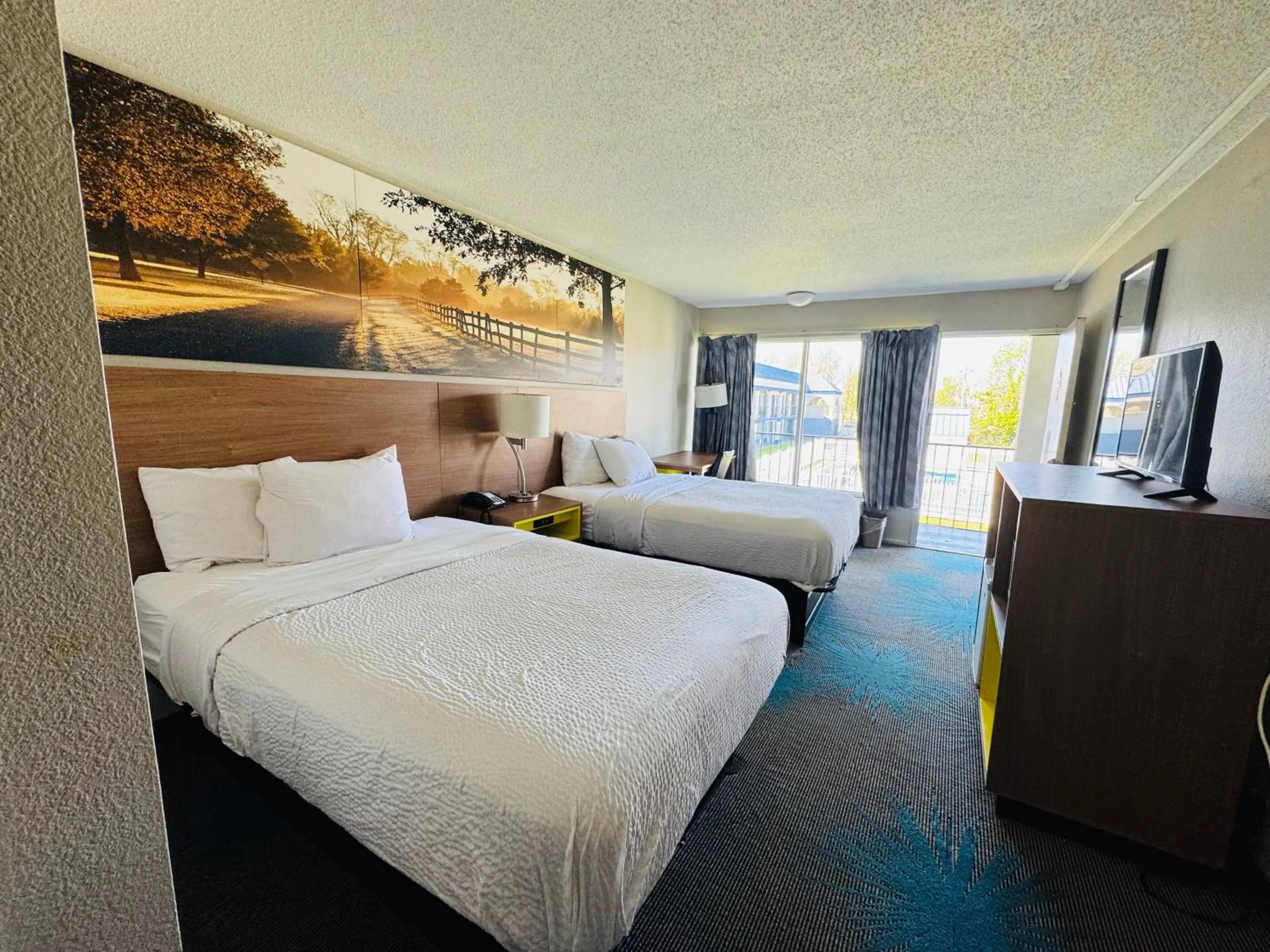 Photo of the whole room, Bed in Rodeway Inn Owensboro South