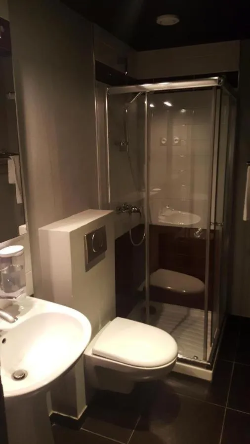 Shower in Café Hôtel de l'Avenir