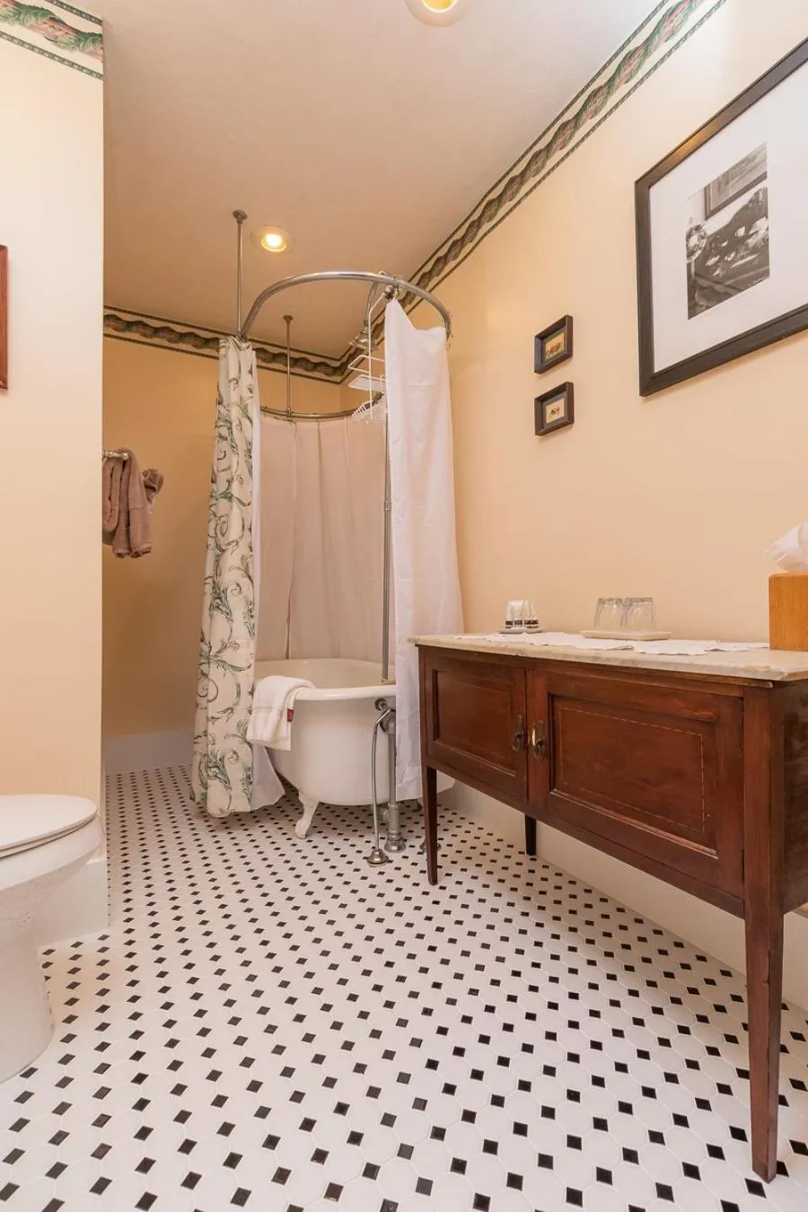 Bathroom in Herlong Mansion Bed & Breakfast