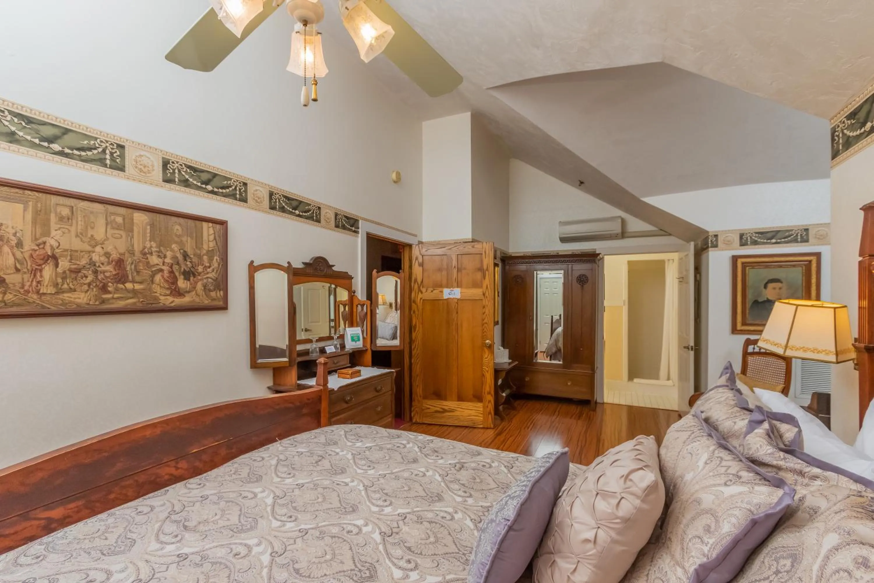 Bed in Herlong Mansion Bed & Breakfast