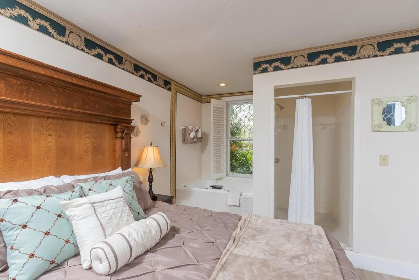 Bed in Herlong Mansion Bed & Breakfast